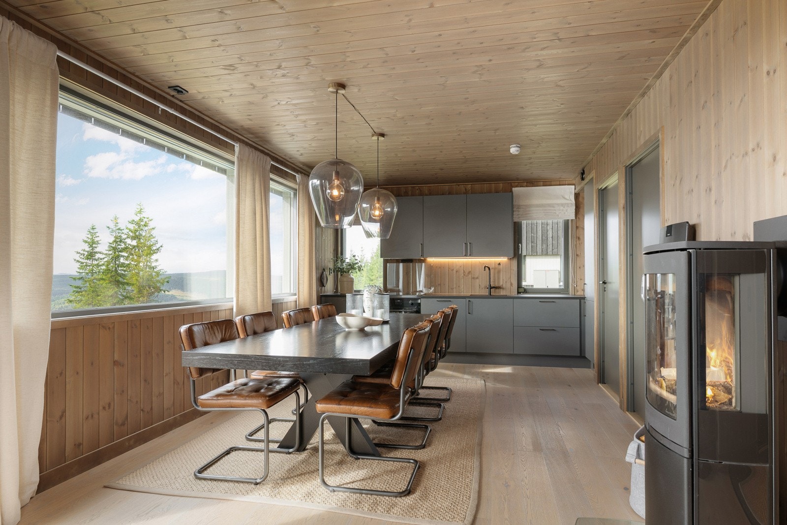 I spisestuen er det god plass til og samle familie og venner til hyggelige lag. Galleribilde