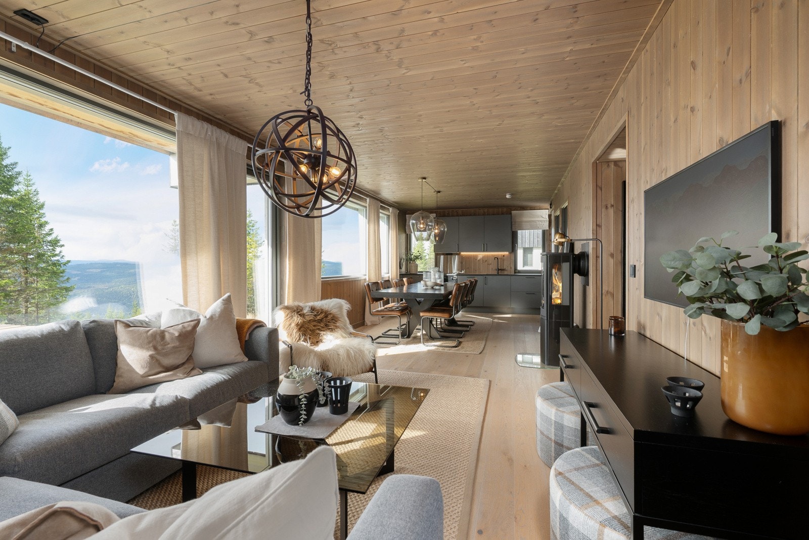 Stuen har god plass til salong og spisegruppe. Praktisk åpen stue/ kjøkkenløsning. Galleribilde