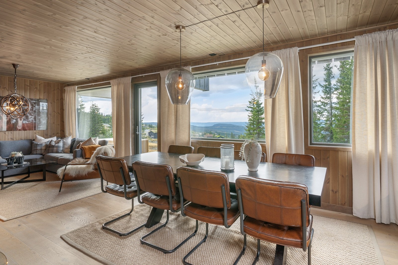 Åpen stue kjøkken med peis som hjertepunktet. Galleribilde