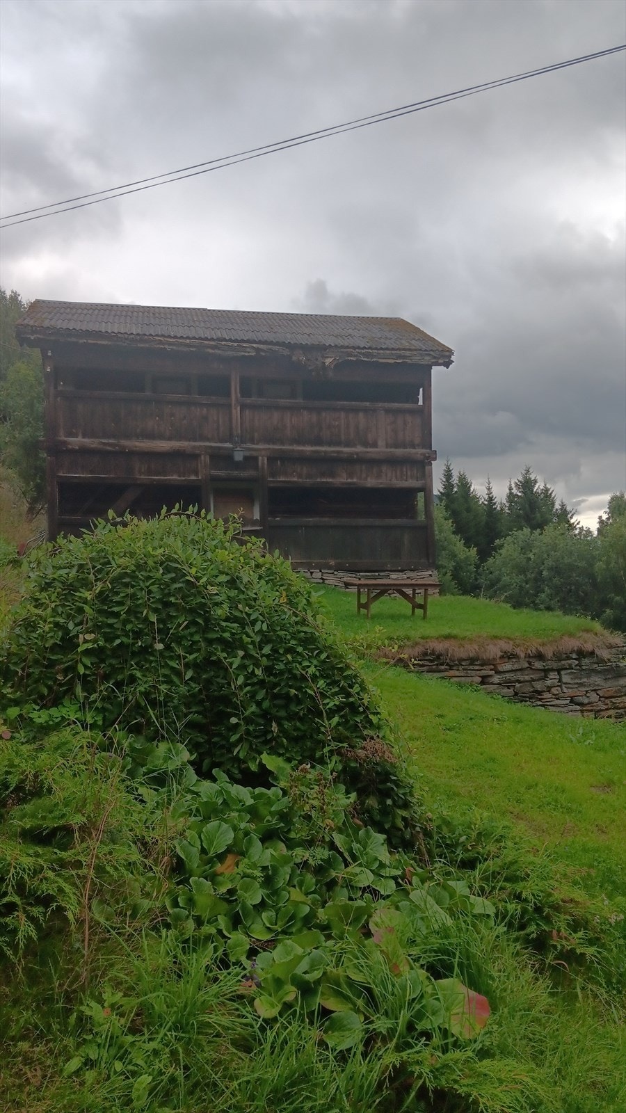 Det finnes 2 bolighus på eiendommen, men kun det ene er brukt som bolig de senere år Galleribilde