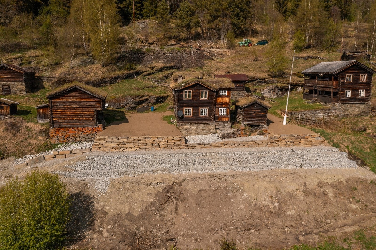 Bygningsmessig består eiendommen av totalt 15 bygninger, de fleste på 10-20 kvm Galleribilde