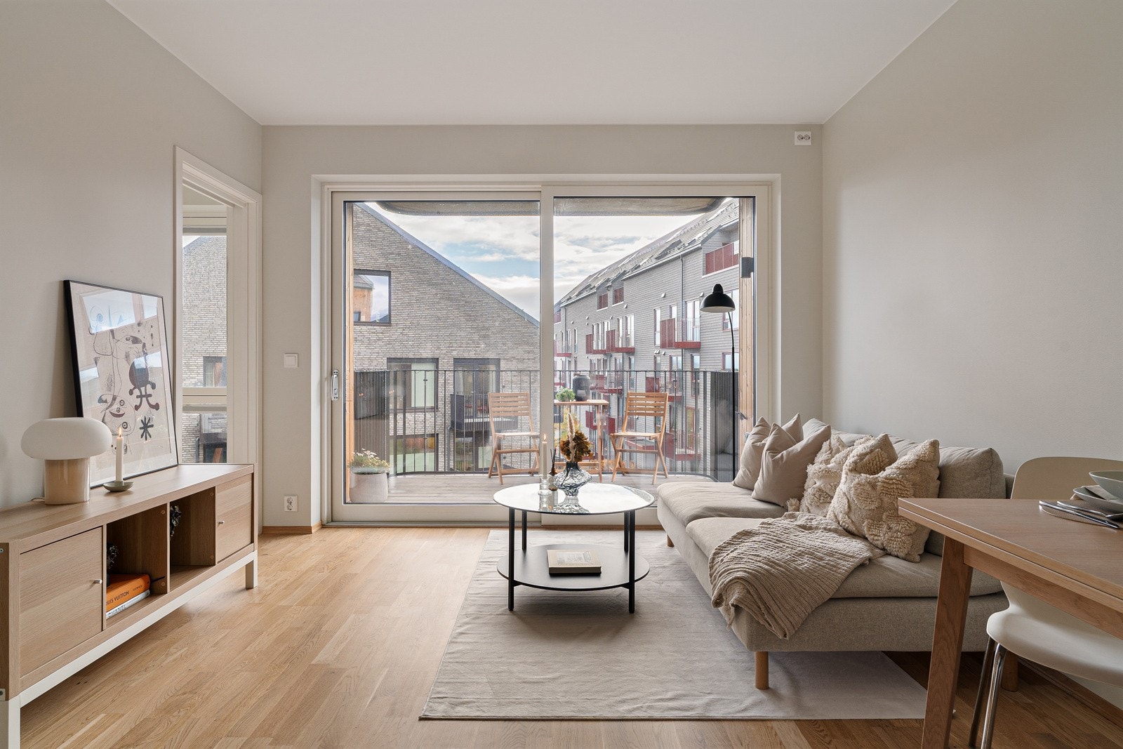 Stue og kjøkken er målt til 18,8 kvm, med plass til både spisebord og sofagruppe. Galleribilde