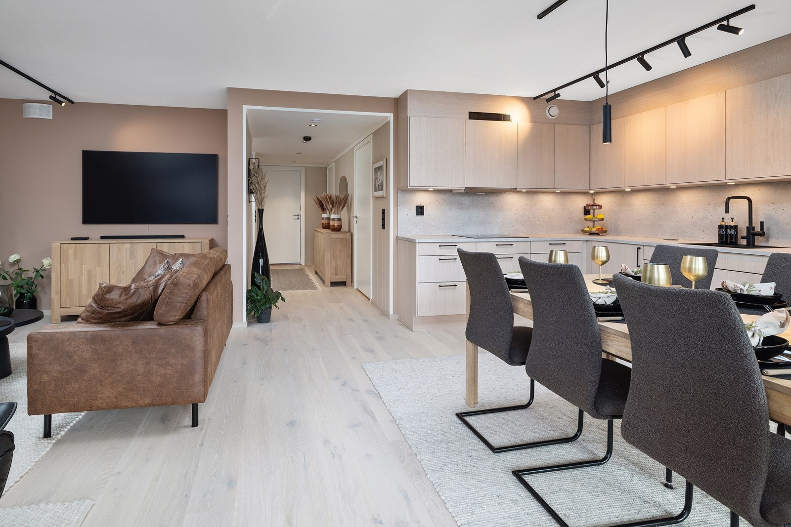 Spisebordet finner sin naturlige plassering ved kjøkkenet, der en kan invitere flere gjester til bords. Galleribilde