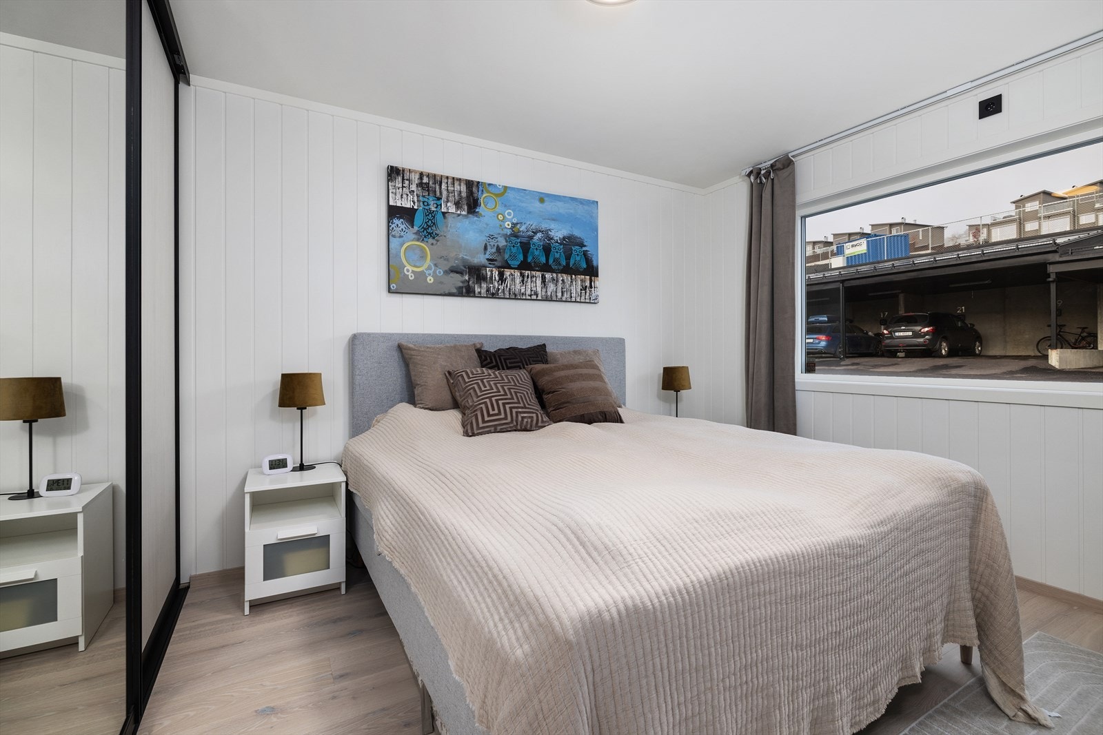 Soverommet er innredet med dobbeltseng med tilhørende nattbord og har garderobeløsning. Galleribilde