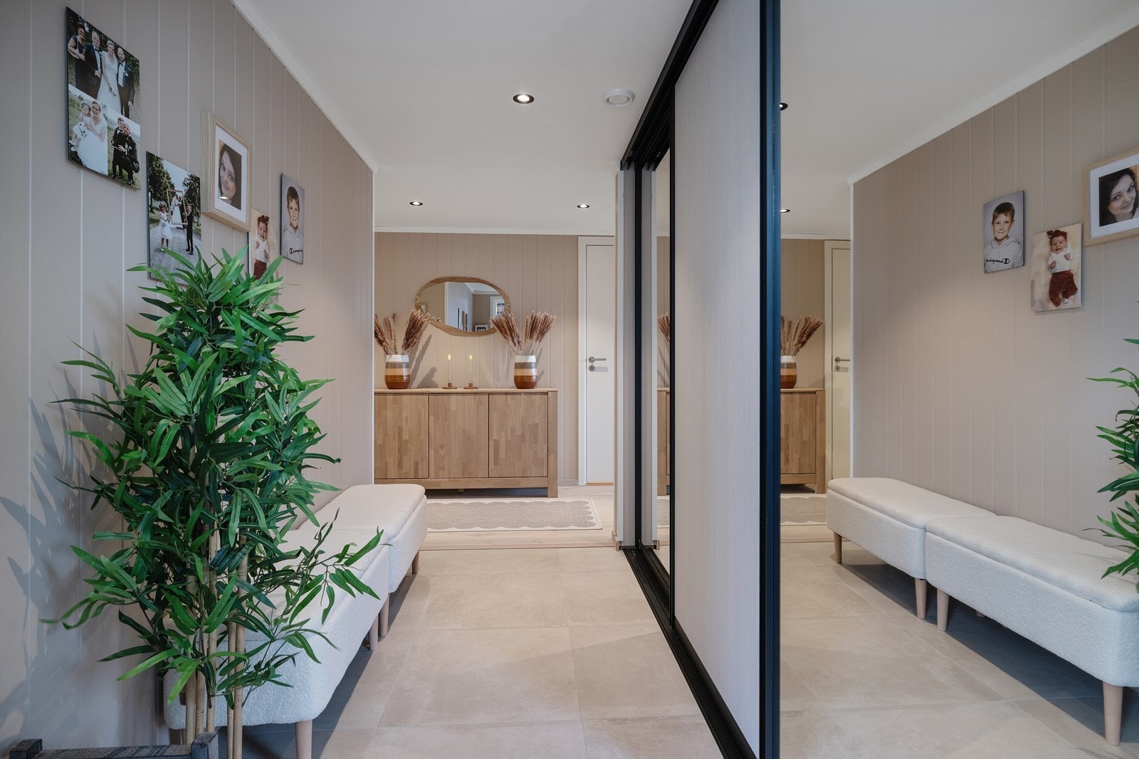 Det er god plass til oppheng for yttertøy og til å sette ifra seg sko, i garderobeløsning noe som gjør det enkelt å holde orden i inngangspartiet. Galleribilde