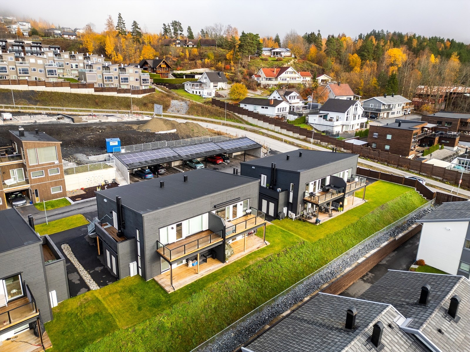 Uteområdene som omfattes at sameiet er i ferd med å bli pent opparbeidet med beplantninger, trapper i terrenget og lekeplasser. Galleribilde