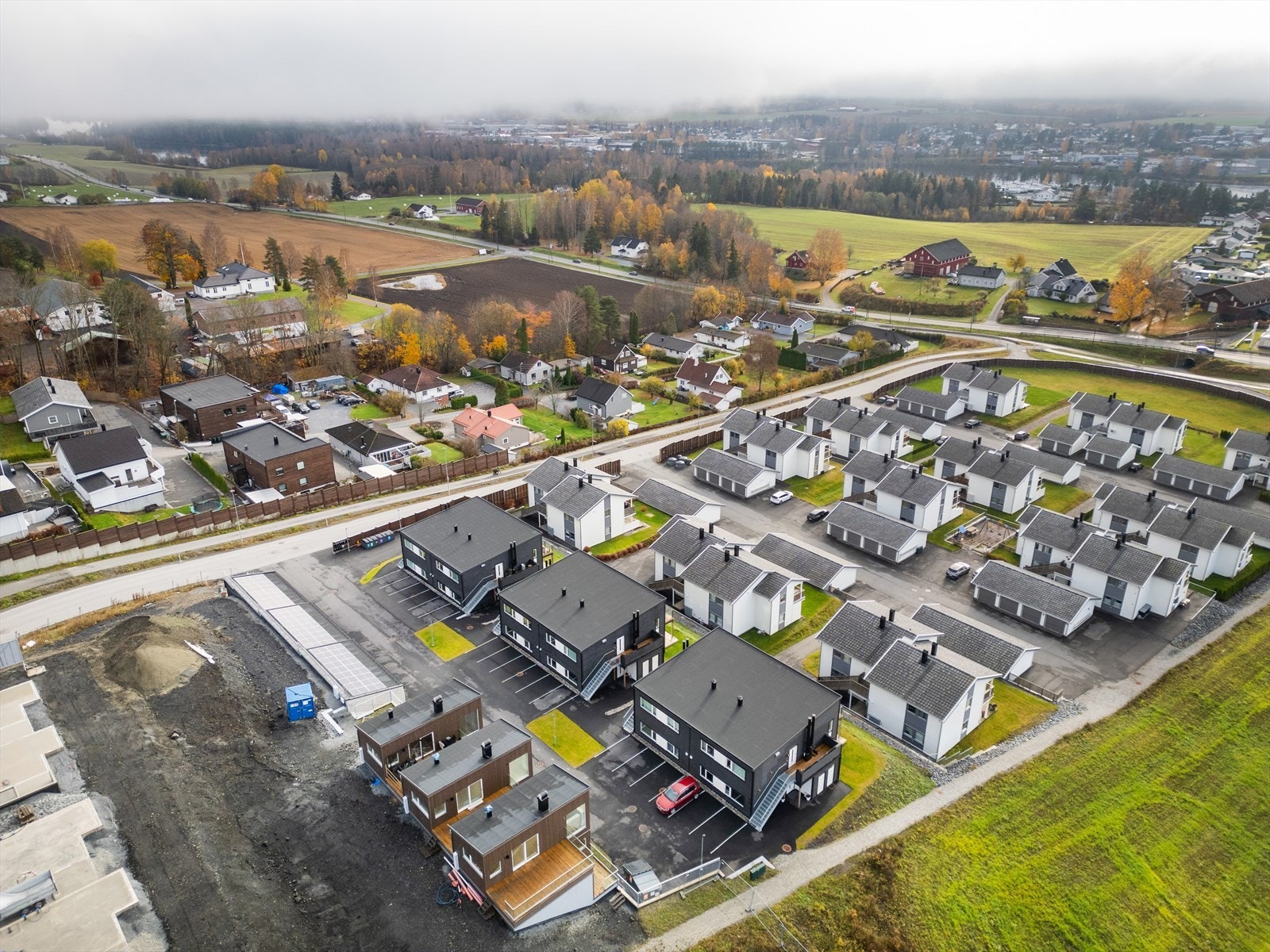 Du finner fotballbane på Loesmoen og ved ungdomsskolen, og en sykkeltur unna ligger flotte Falkbanen, hovedanlegget til Hokksund IL. Galleribilde