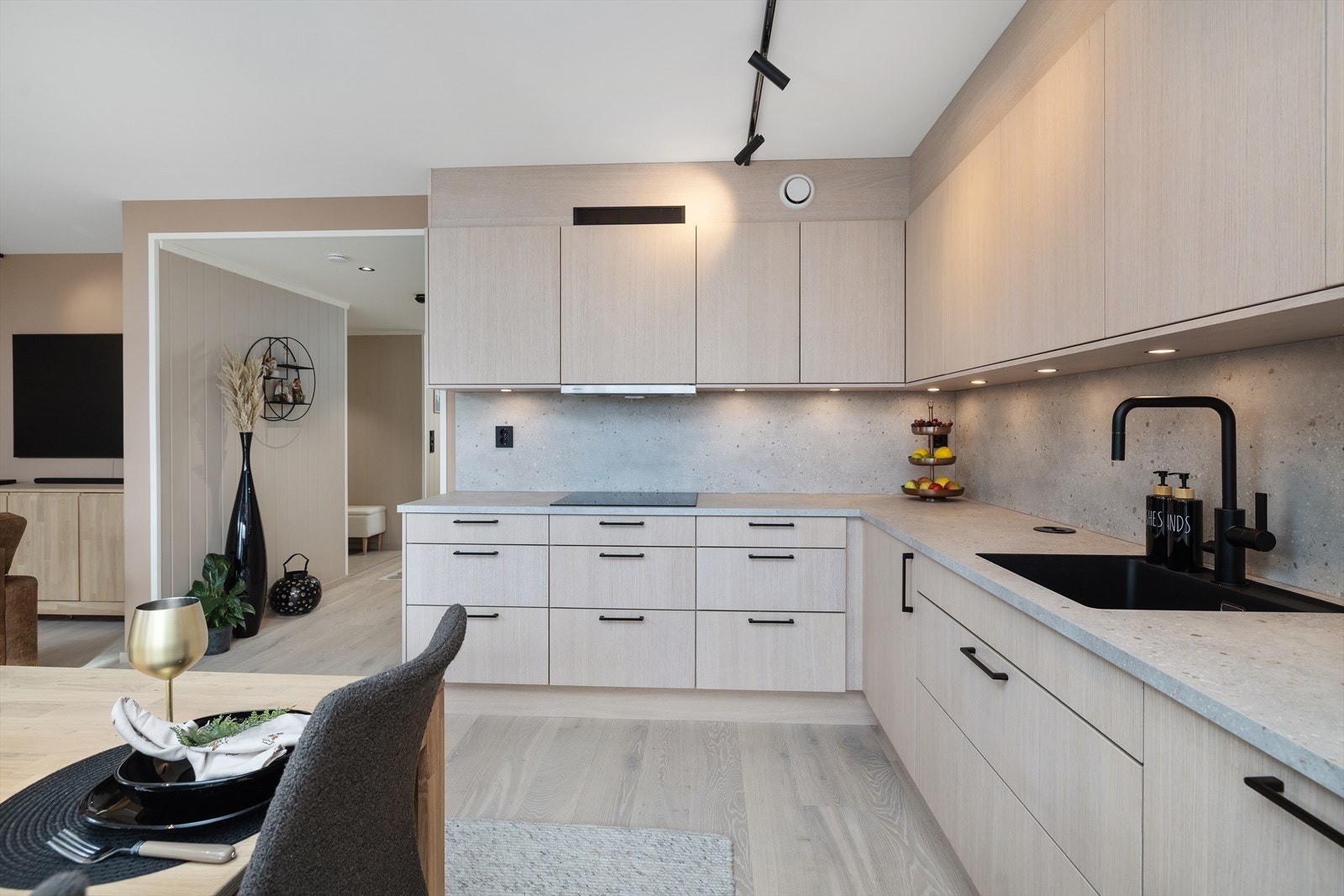 Godt med skapplass over og under benken. Det er kjøleskap, fryseskap, oppvaskmaskin, induksjonstopp, stekeovn. Galleribilde