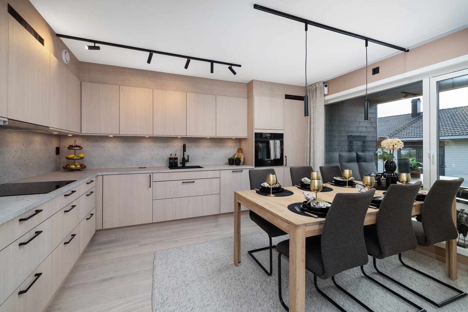 Moderne og elegant kjøkkeninnredning med glatte fronter og benkeplate av laminat. Galleribilde