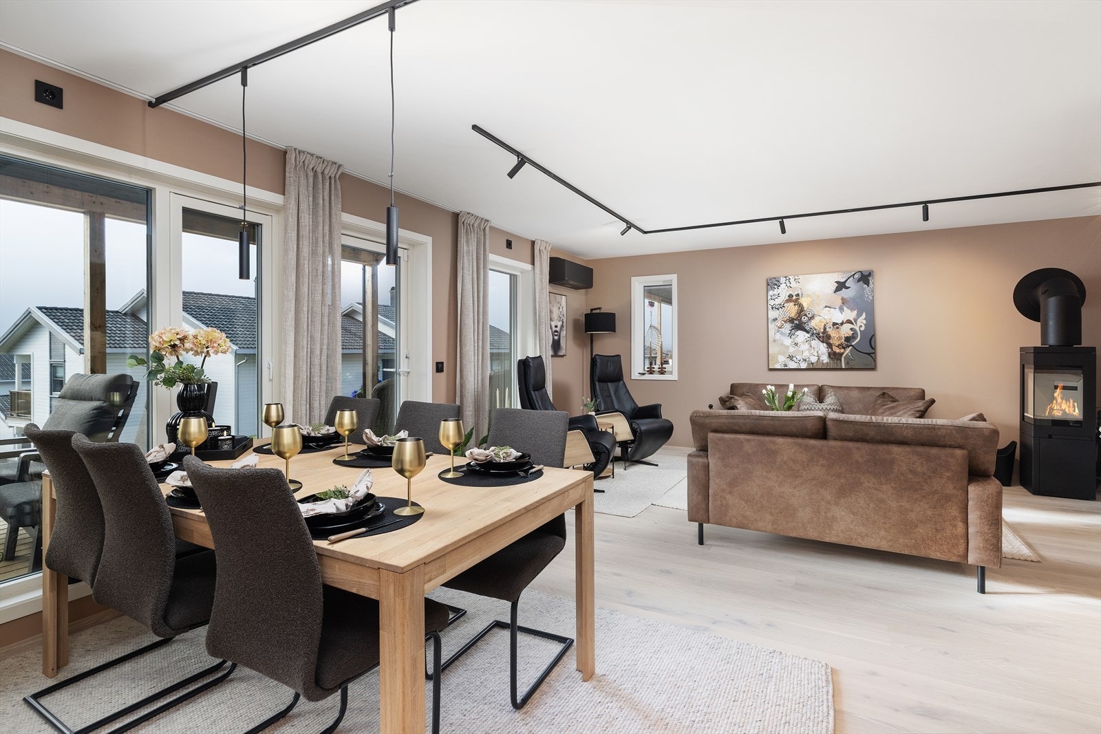 Stuen holder god romslighet med rom for en komfortabel sofakrok, underholdningsavdeling og spisebord. Galleribilde