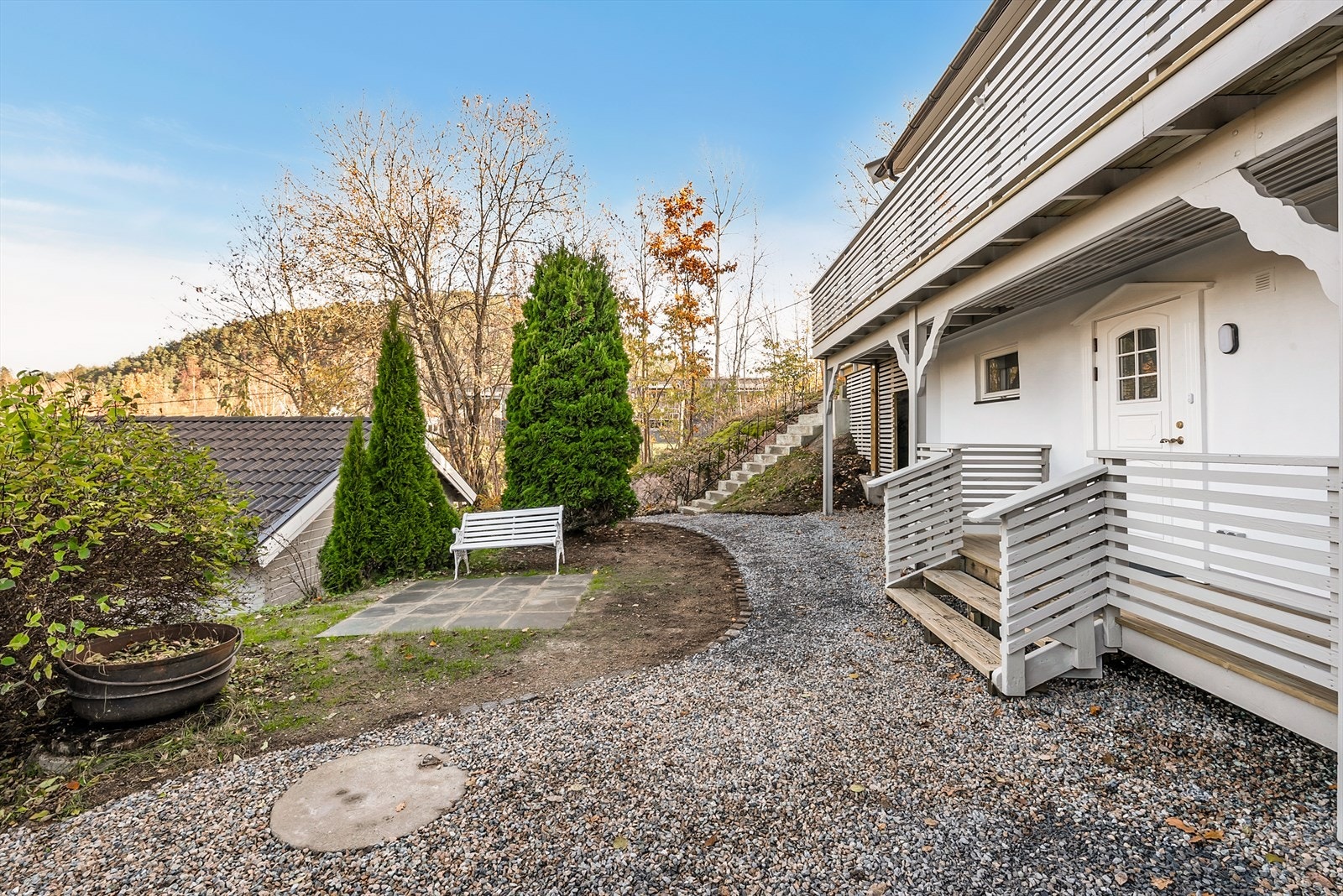 Inngangsparti til boligen med koselig uteplass. Galleribilde