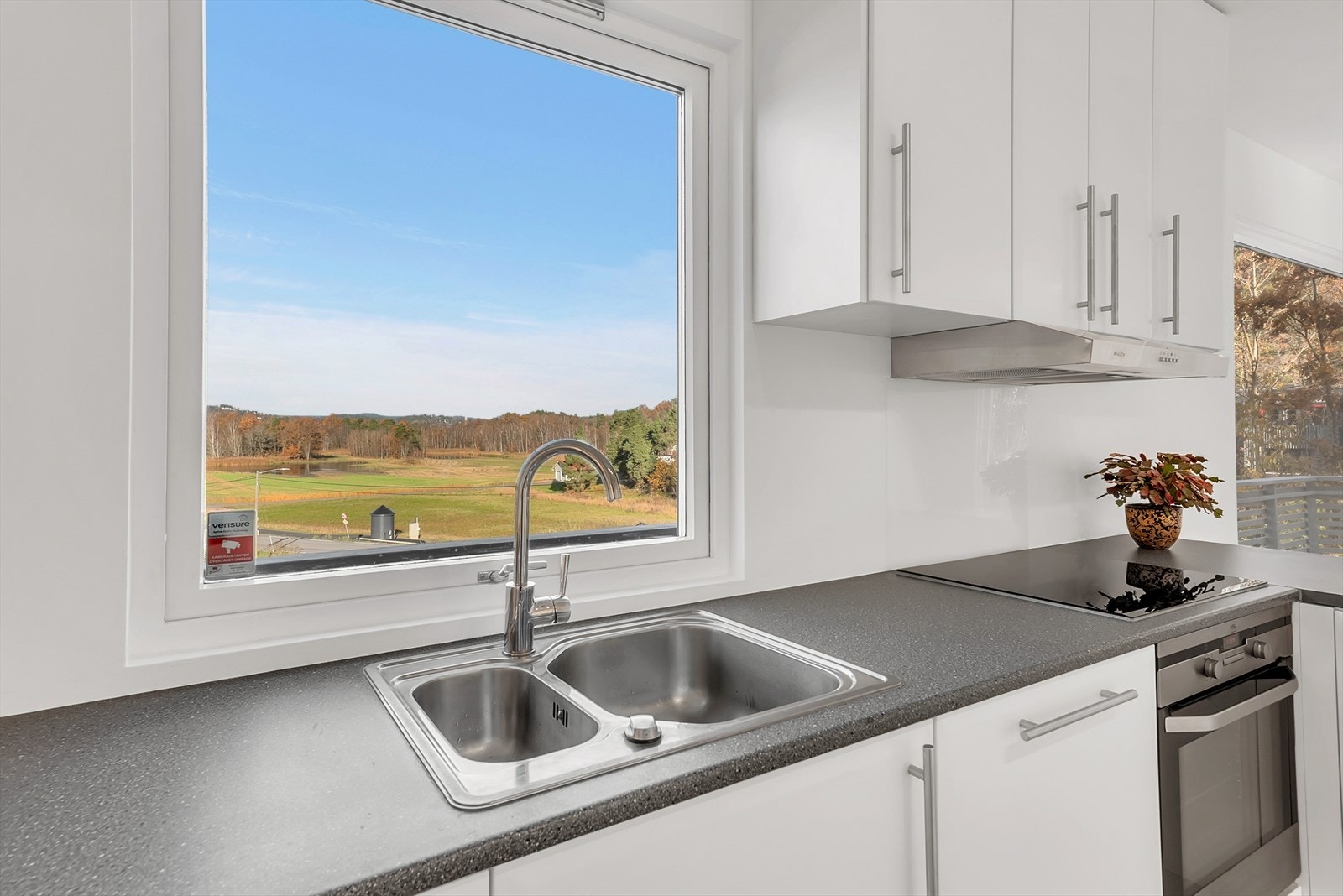 Hyggelig utsikt fra kjøkken over nærområde. Galleribilde