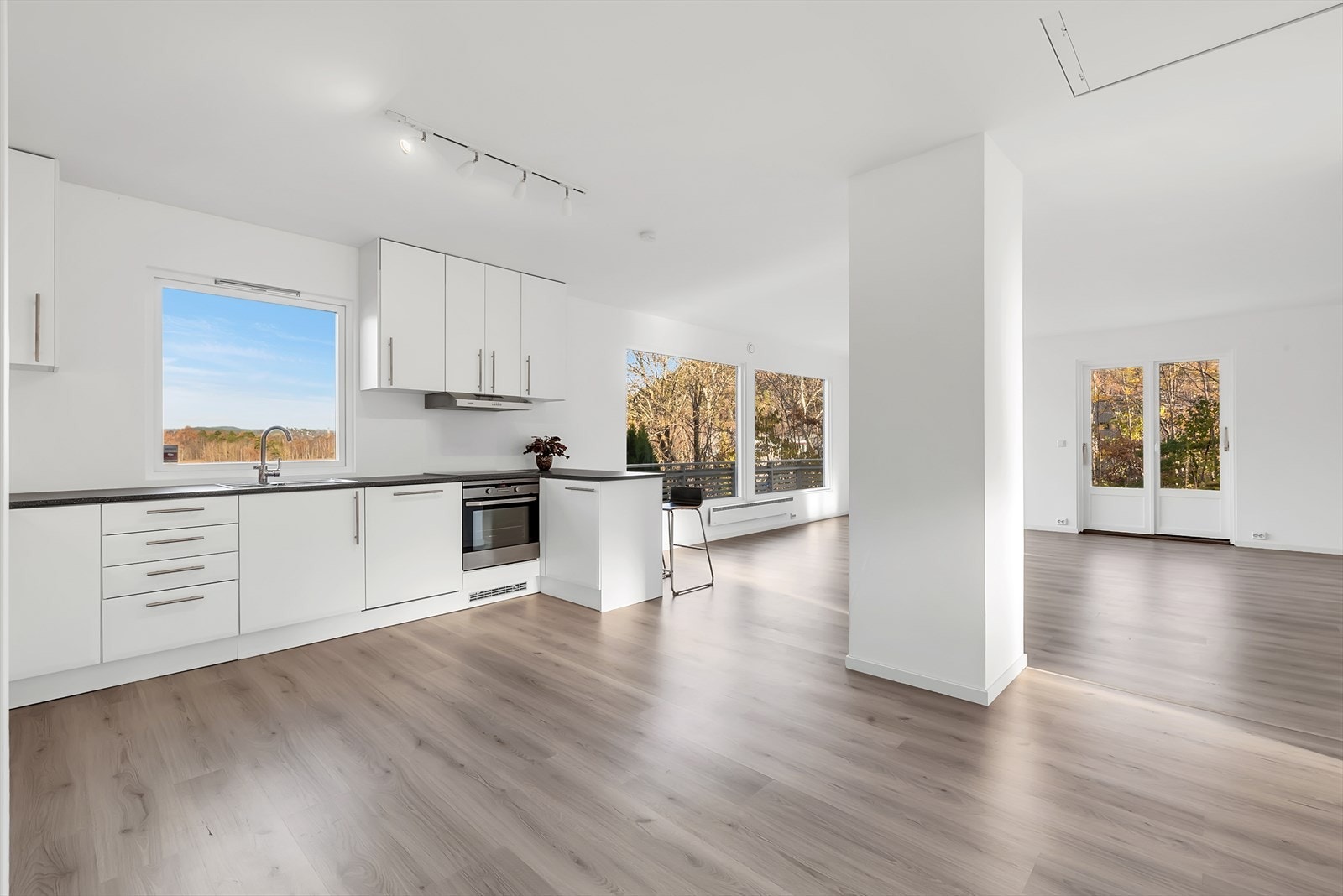 Alt du trenger av hvitevarer medfølger, slik som stekeovn, platetopp, kjøl/frys og oppvaskmaskin. Det er installert kjøkkenventilator med avtrekk ut. Galleribilde