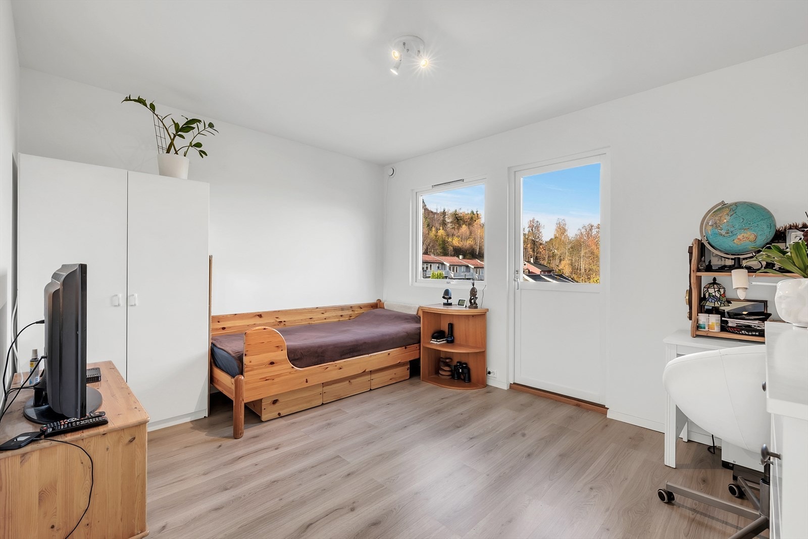 Soverom 2 i 1. etasje har utgang til en herlig veranda. Galleribilde