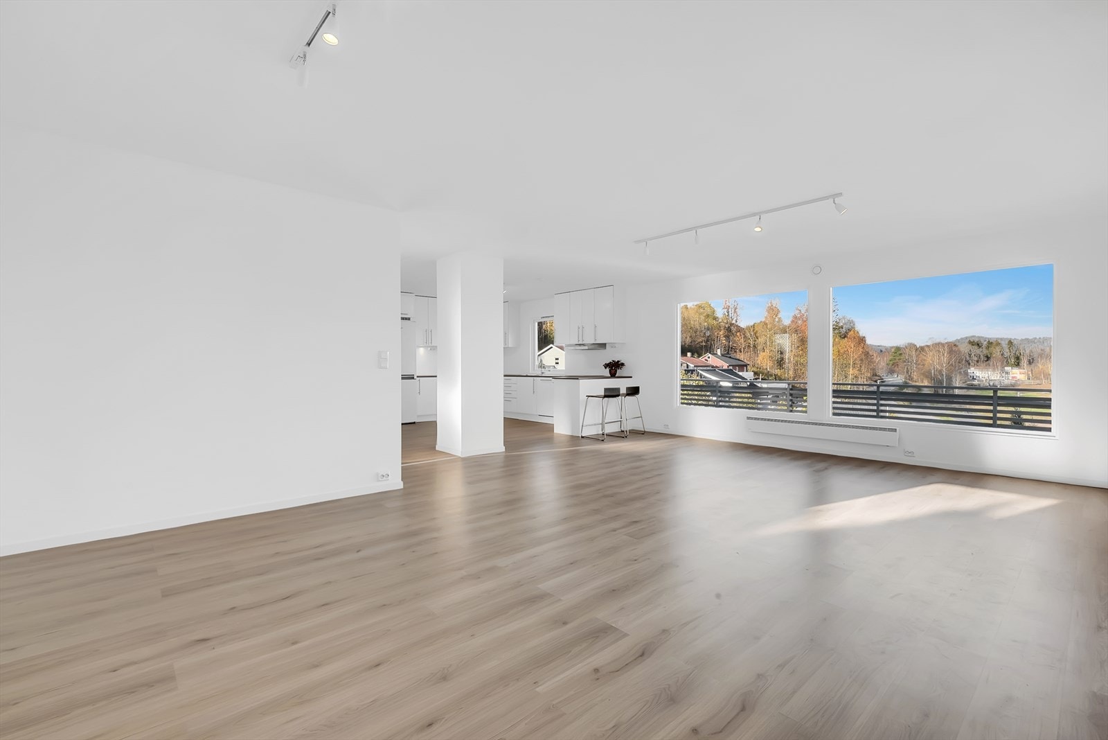 Store vindusflater som slipper inn rikelig med naturlig lys. Galleribilde