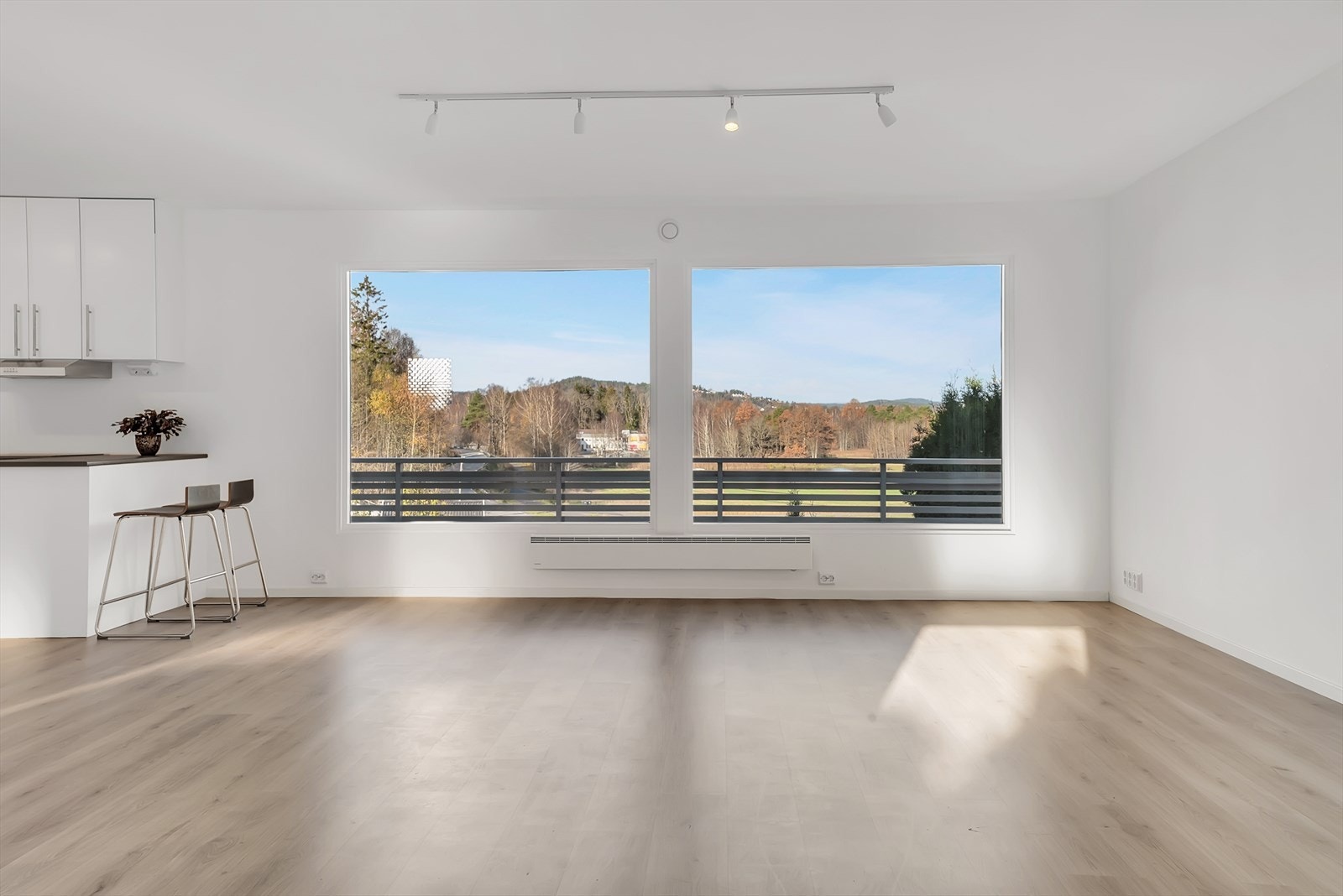 En luftig og romslig stue som gir en følelse av frihet og komfort, med flott utsikt over nærområdet. Galleribilde