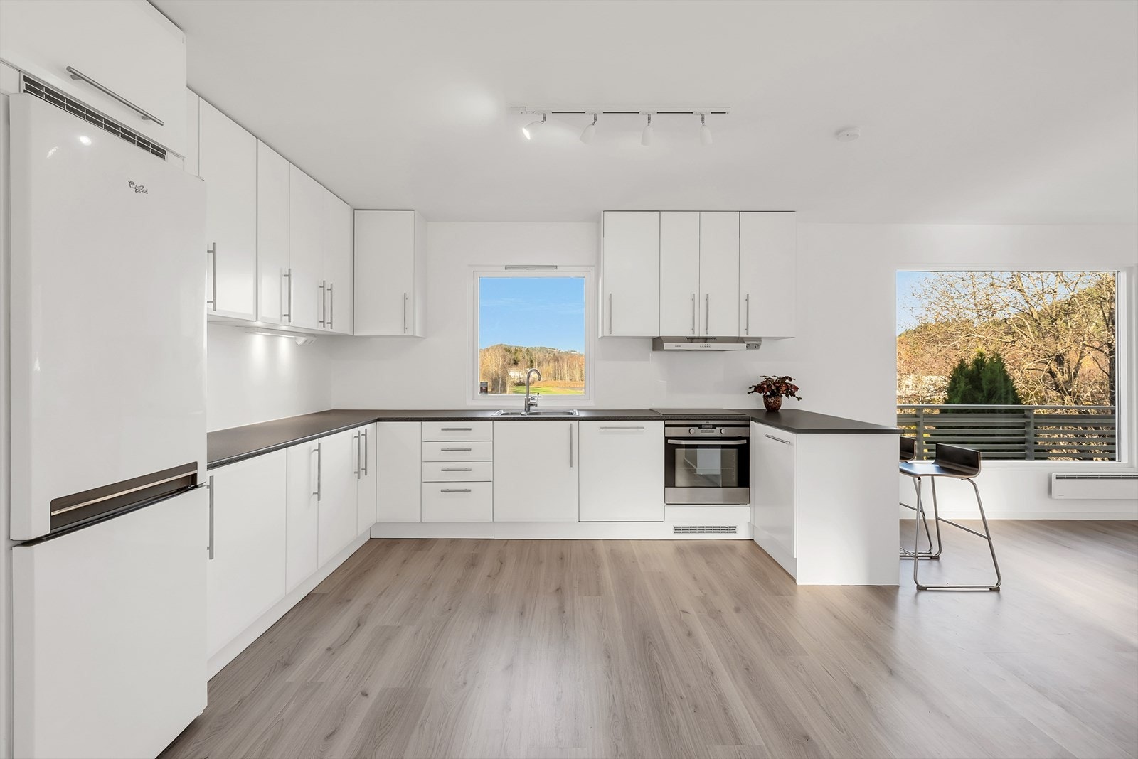 Moderne kjøkkeninnredning fra 2024 med glatte fronter. Galleribilde