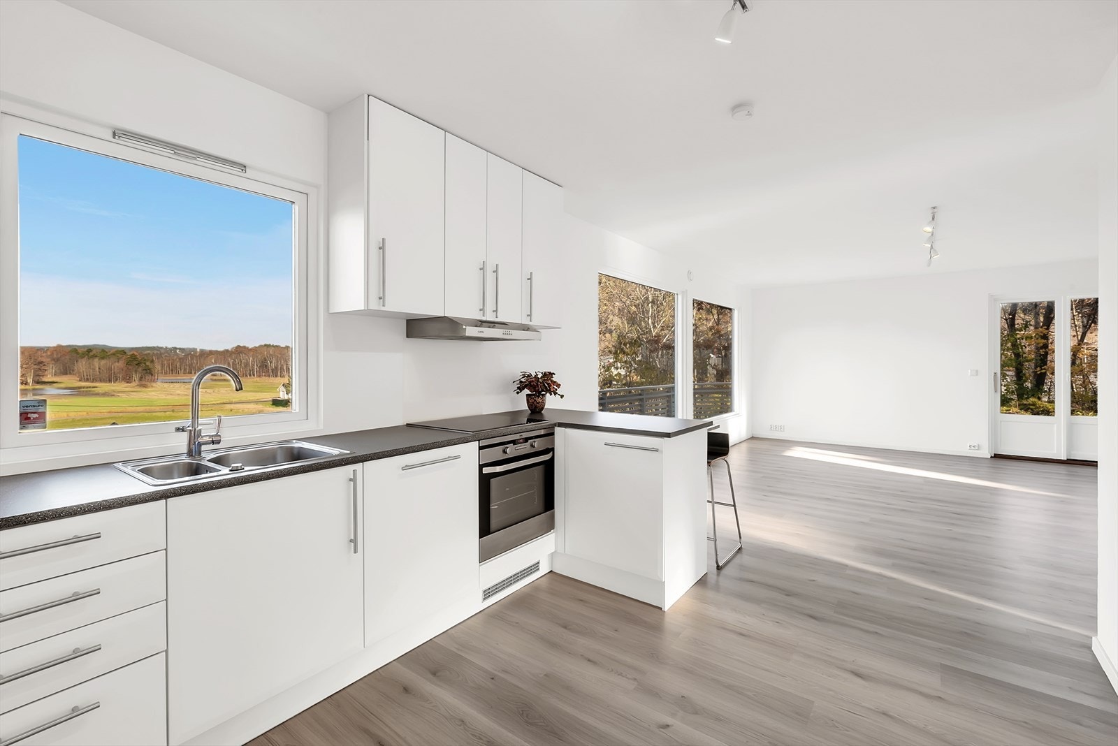 Åpen kjøkkenløsning bidrar til en sosial atmosfære. Galleribilde