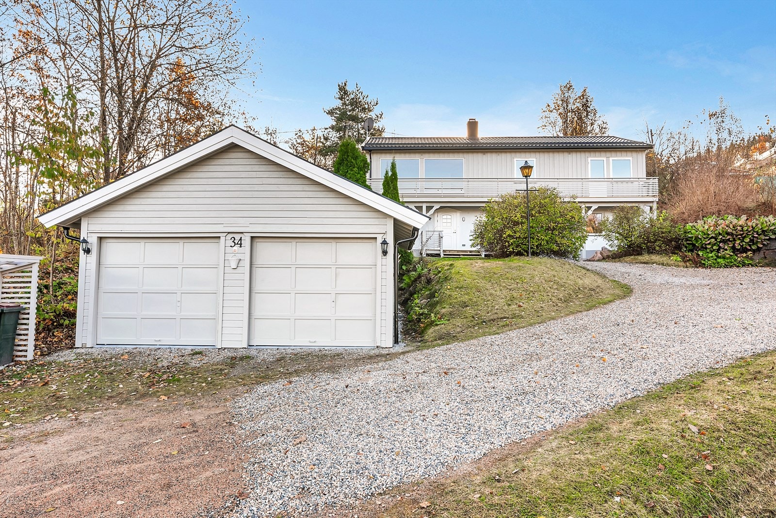 Boligen har en pent opparbeidet gårdsplass med mulighet for biloppstilling ute eller i dobbeltgarasje. Galleribilde