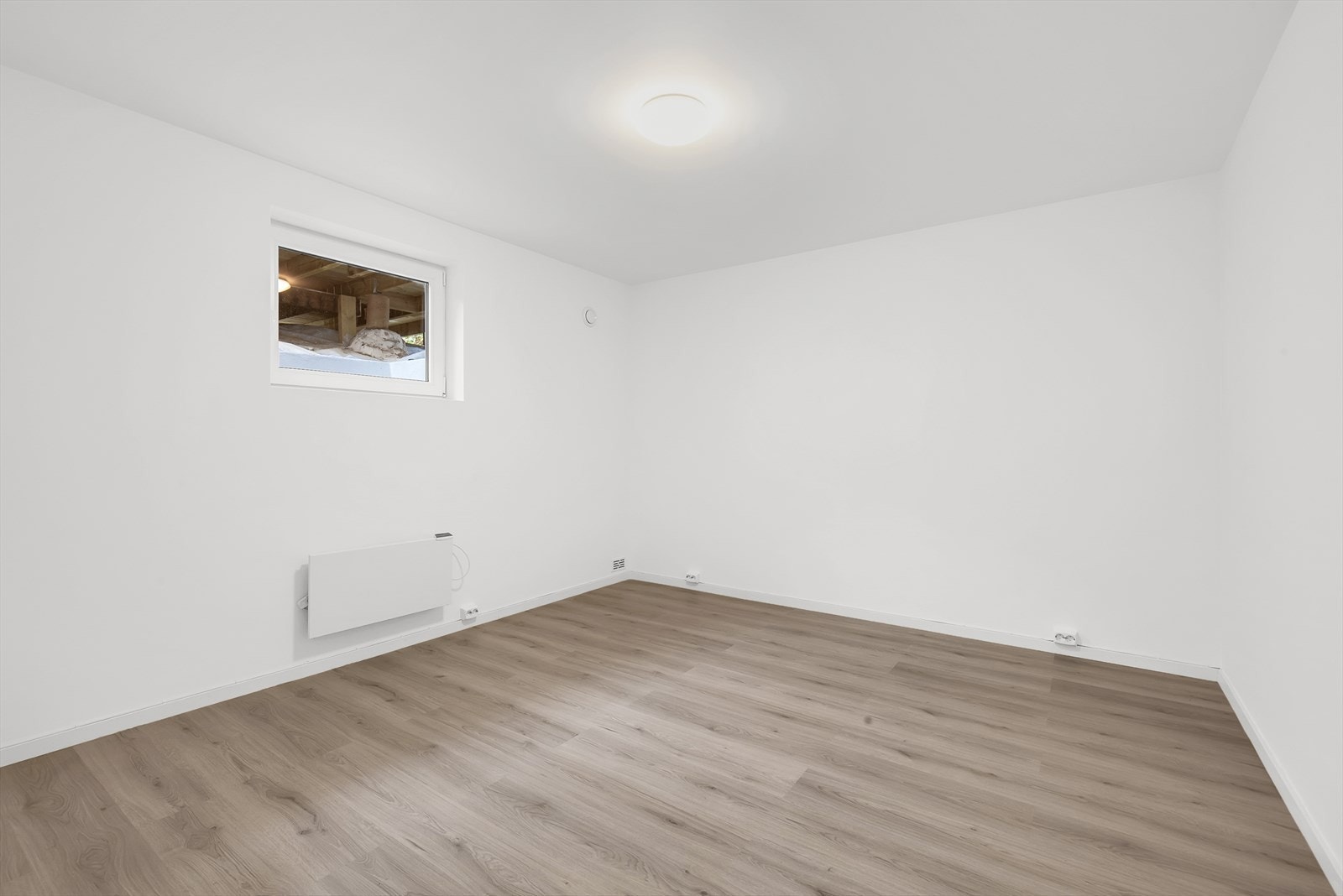 Deler av underetasjen er opprinnelig byggemeldt som boder/hobbyrom og blindkjeller og er ikke godkjent til varig opphold. Galleribilde