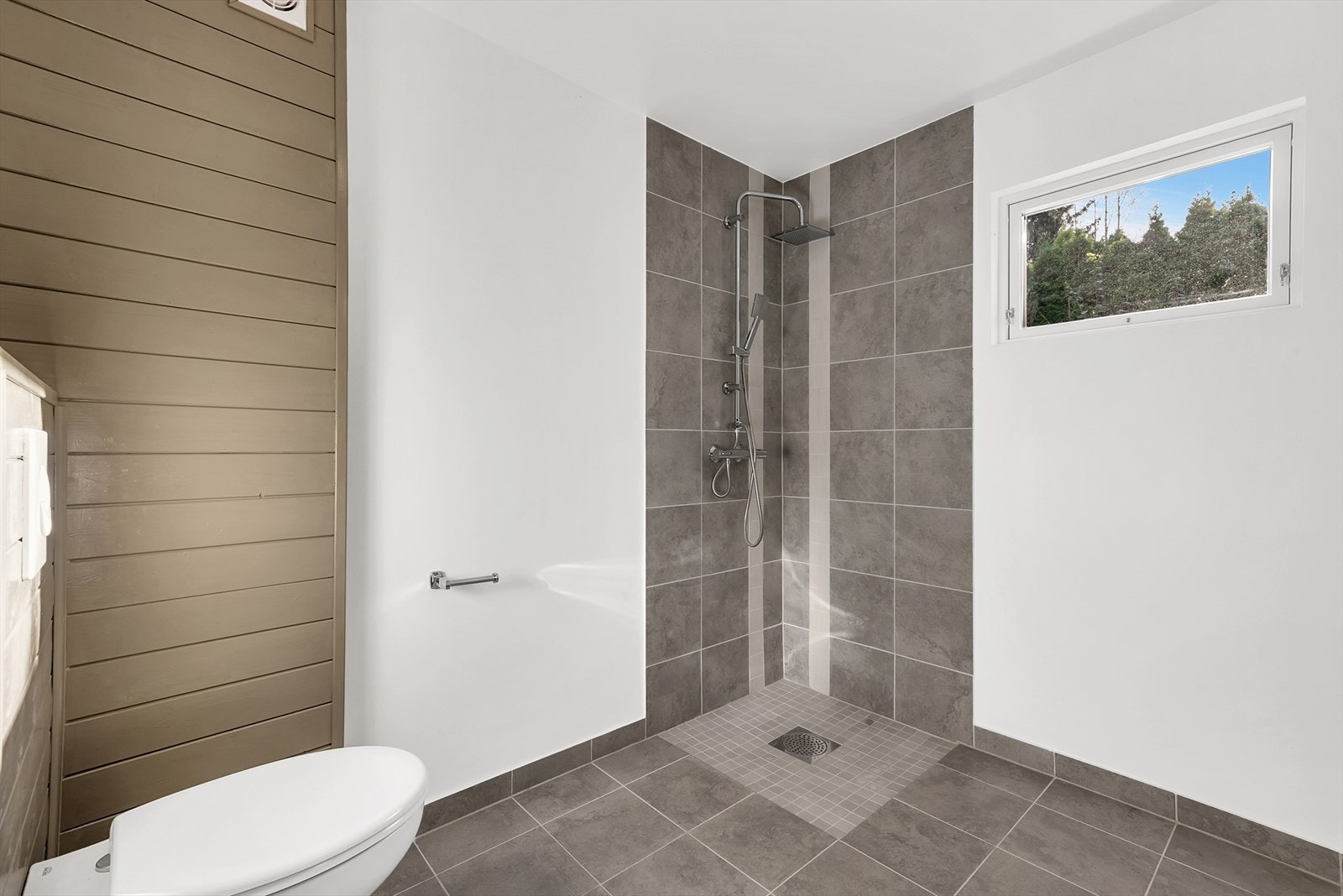 Det er installert behagelig gulvvarme og elektrisk vifte på bad. Galleribilde