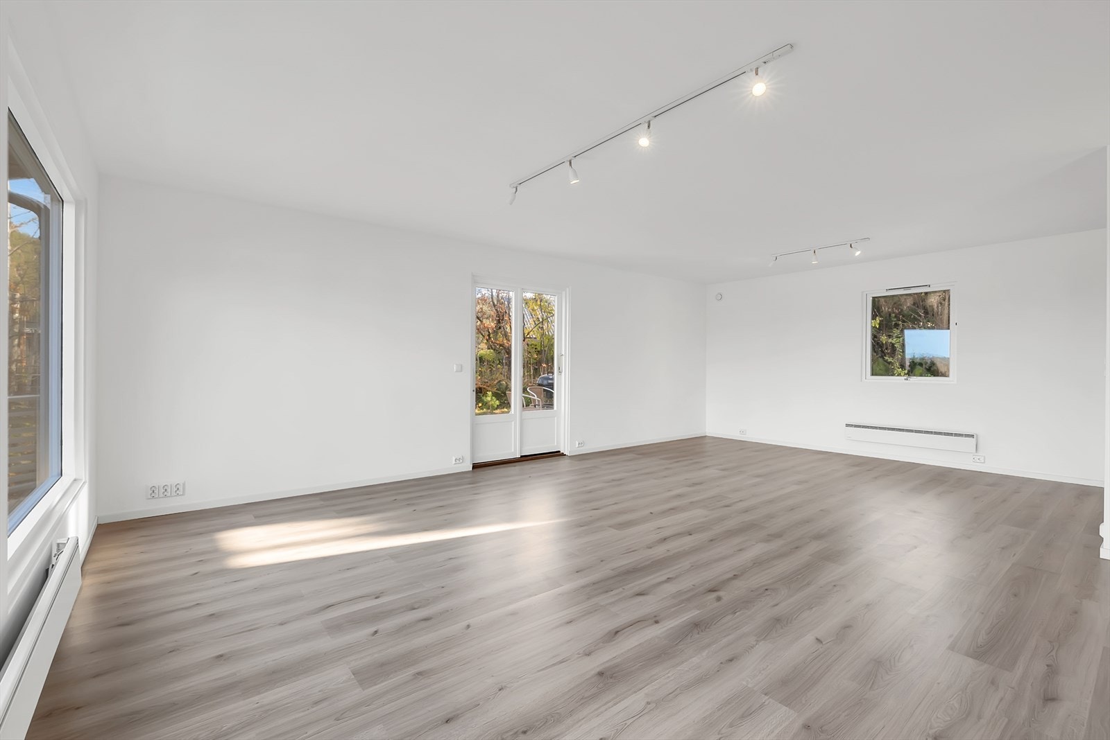 Boligen er totalrenovert i 2024 med nye gulv- og veggoverflater. Galleribilde