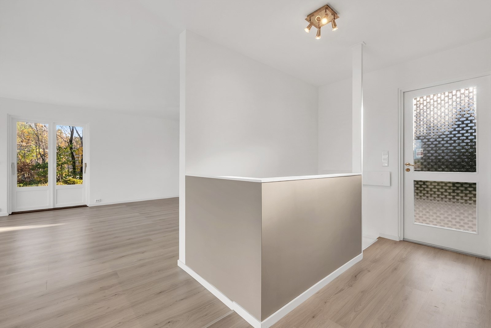 Fra stue og gang er det enkel adkomst til terrassen. Galleribilde