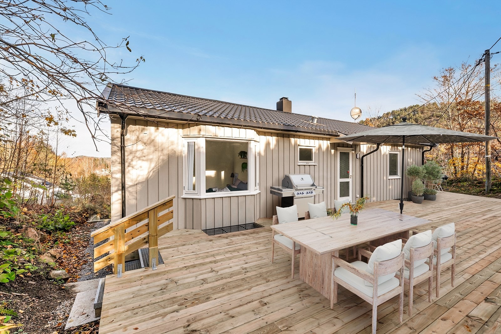 Flott terrasse fra 2024 med god plass for utemøbler og grill. (Digital møblering) Galleribilde