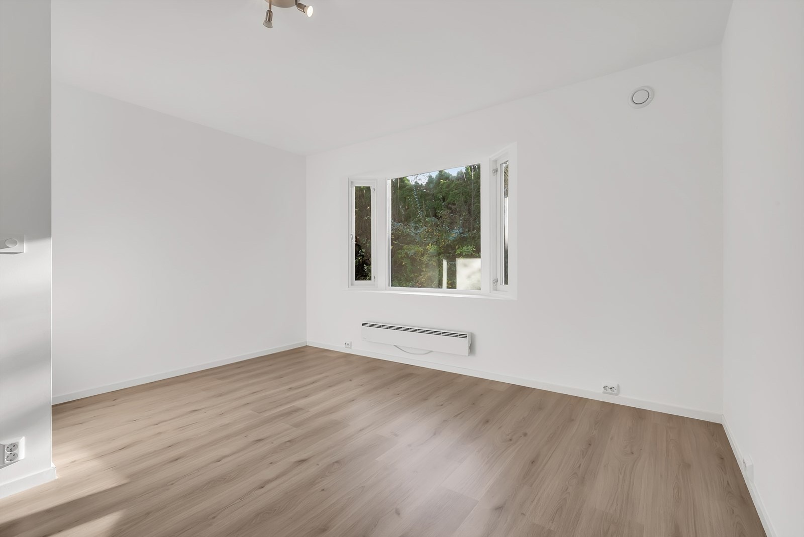 Soverom 1. Overflater består av laminatgulv og pusset/sparklete vegger. Galleribilde