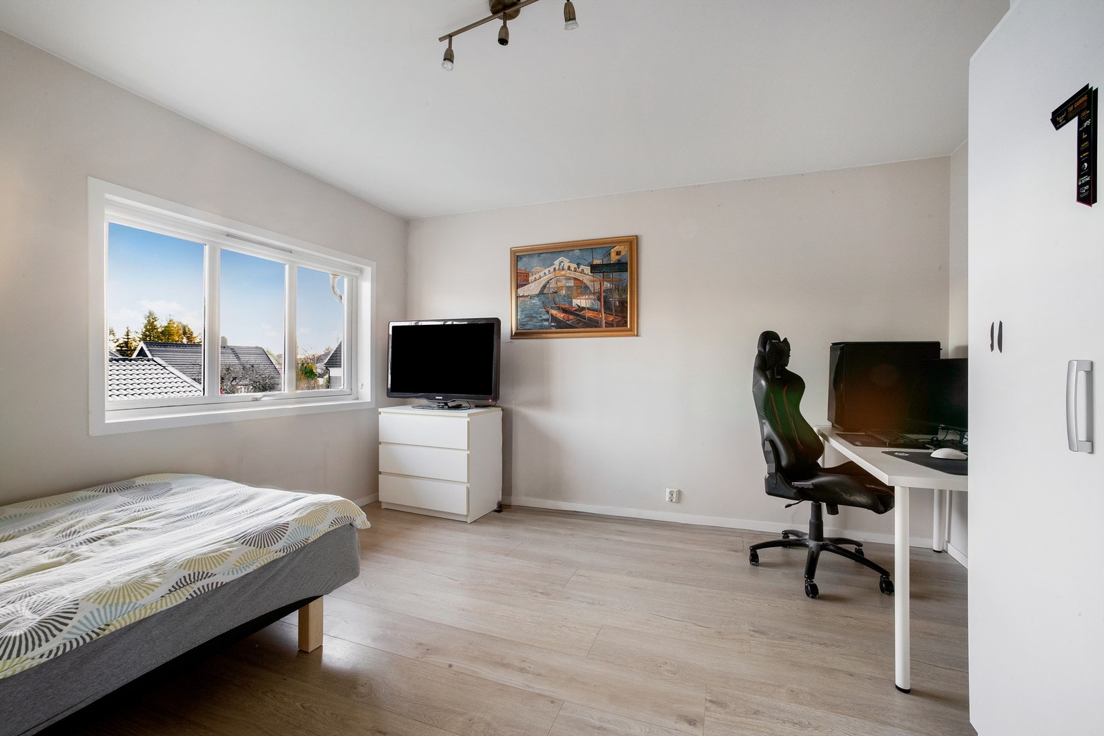 2. etasje har to store soverom som enkelt kan innredes Galleribilde