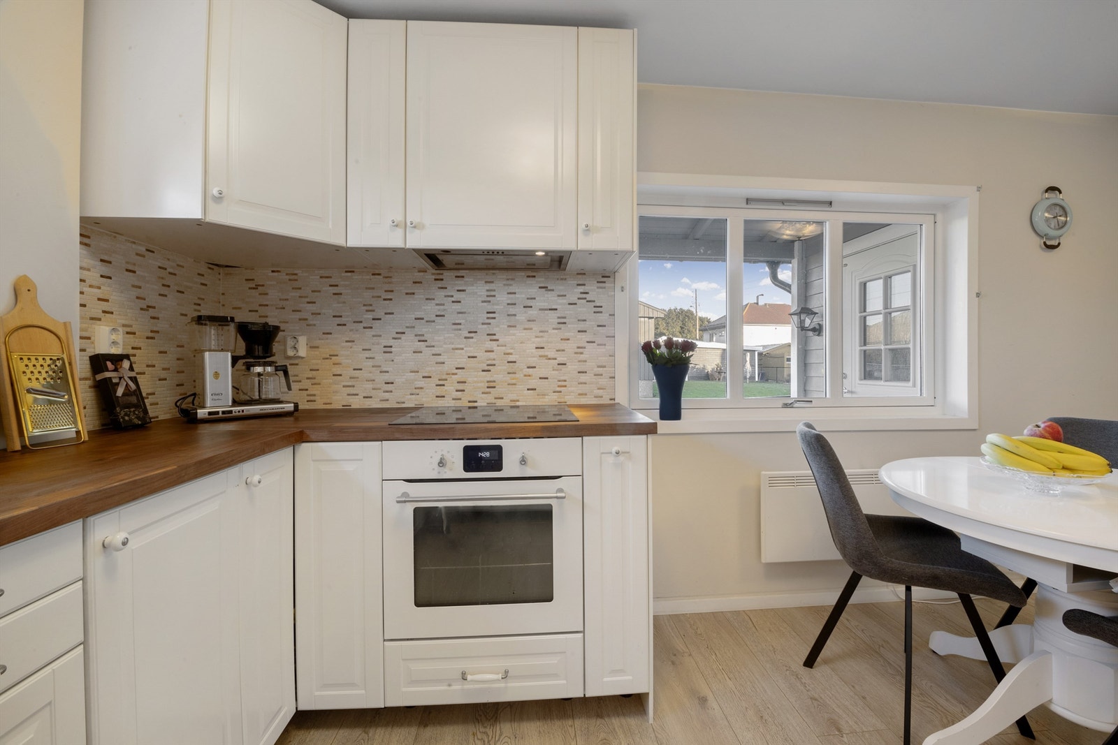 Kjøkkenet er godt utstyrt med integrerte hvitevarer som oppvaskmaskin, platetopp, stekeovn og kombiskap kjøl/frys Galleribilde