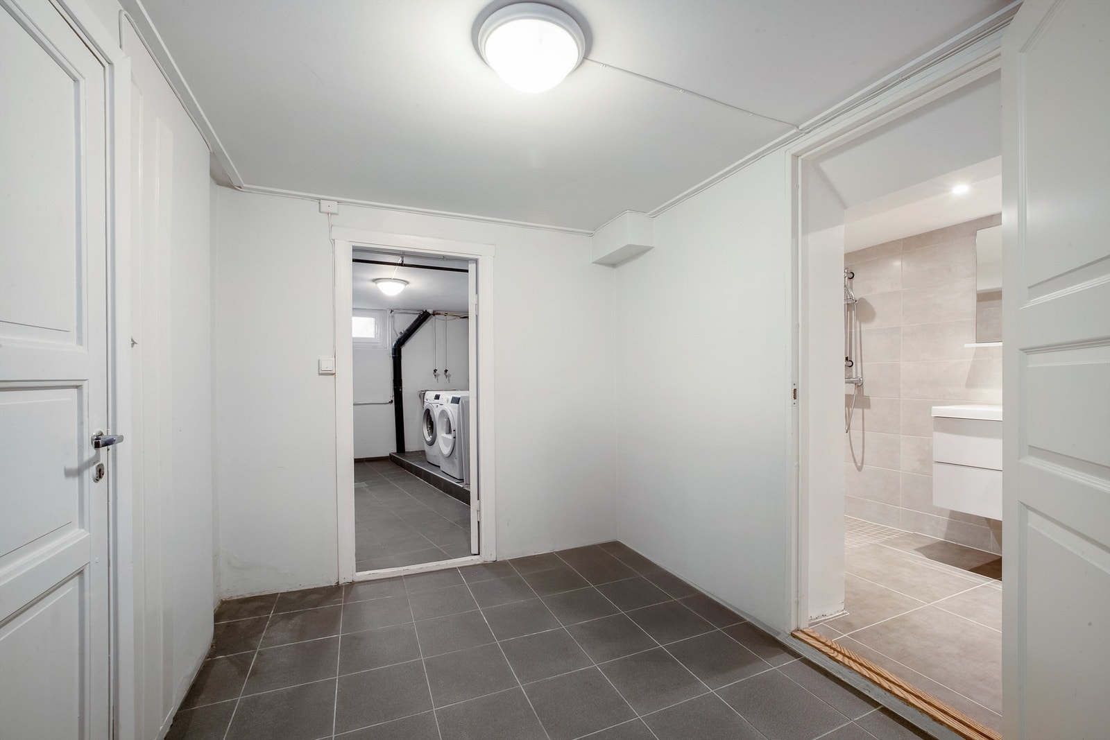 Kjelleretasjen består av rom benyttet som soverom, bad, vaskekjeller og bod. Disse rommene er ifølge byggetegninger fra kommunen ikke godkjent til varig opphold. Galleribilde