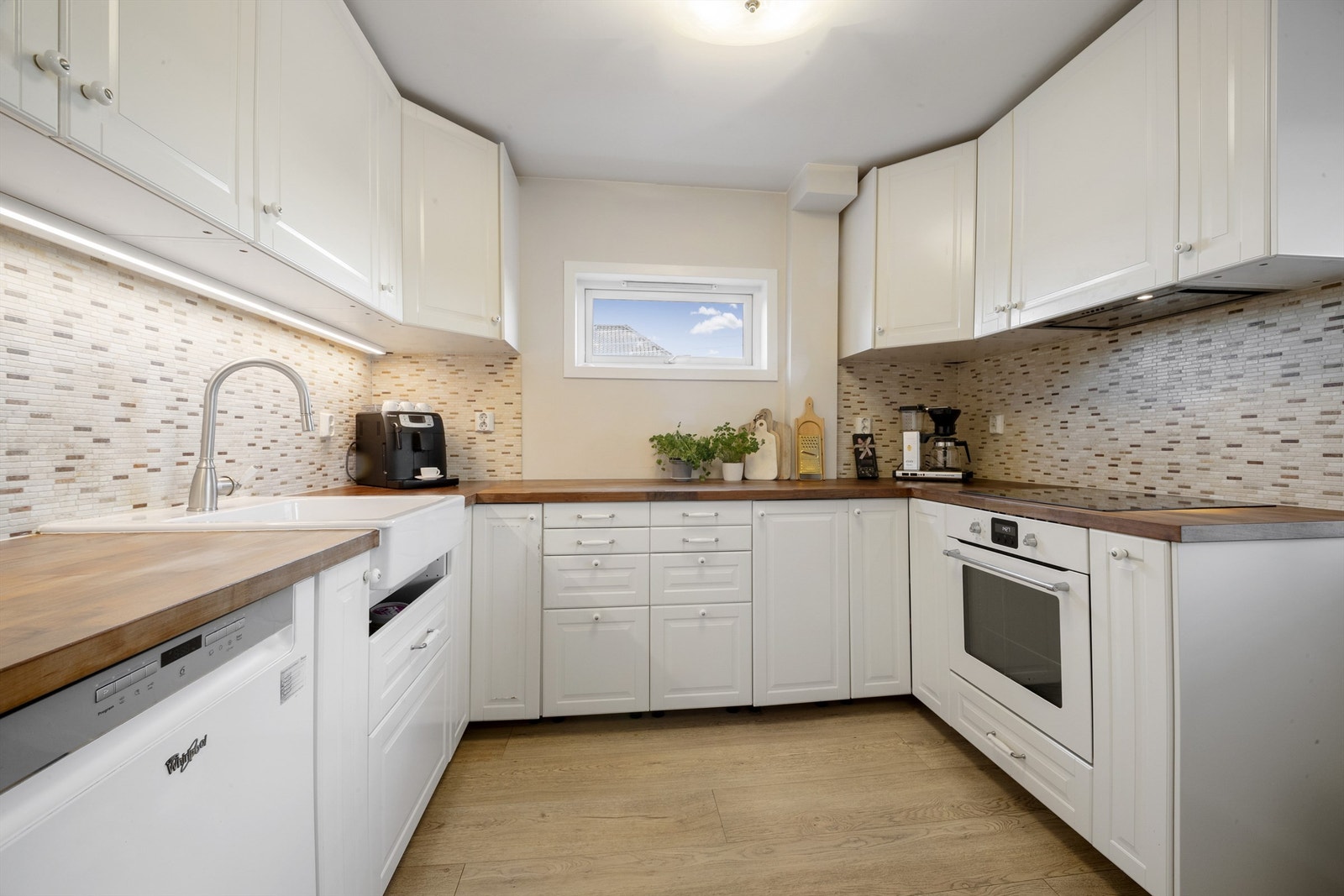 Benkeplate er av heltre med stor servantkum i porselen Galleribilde