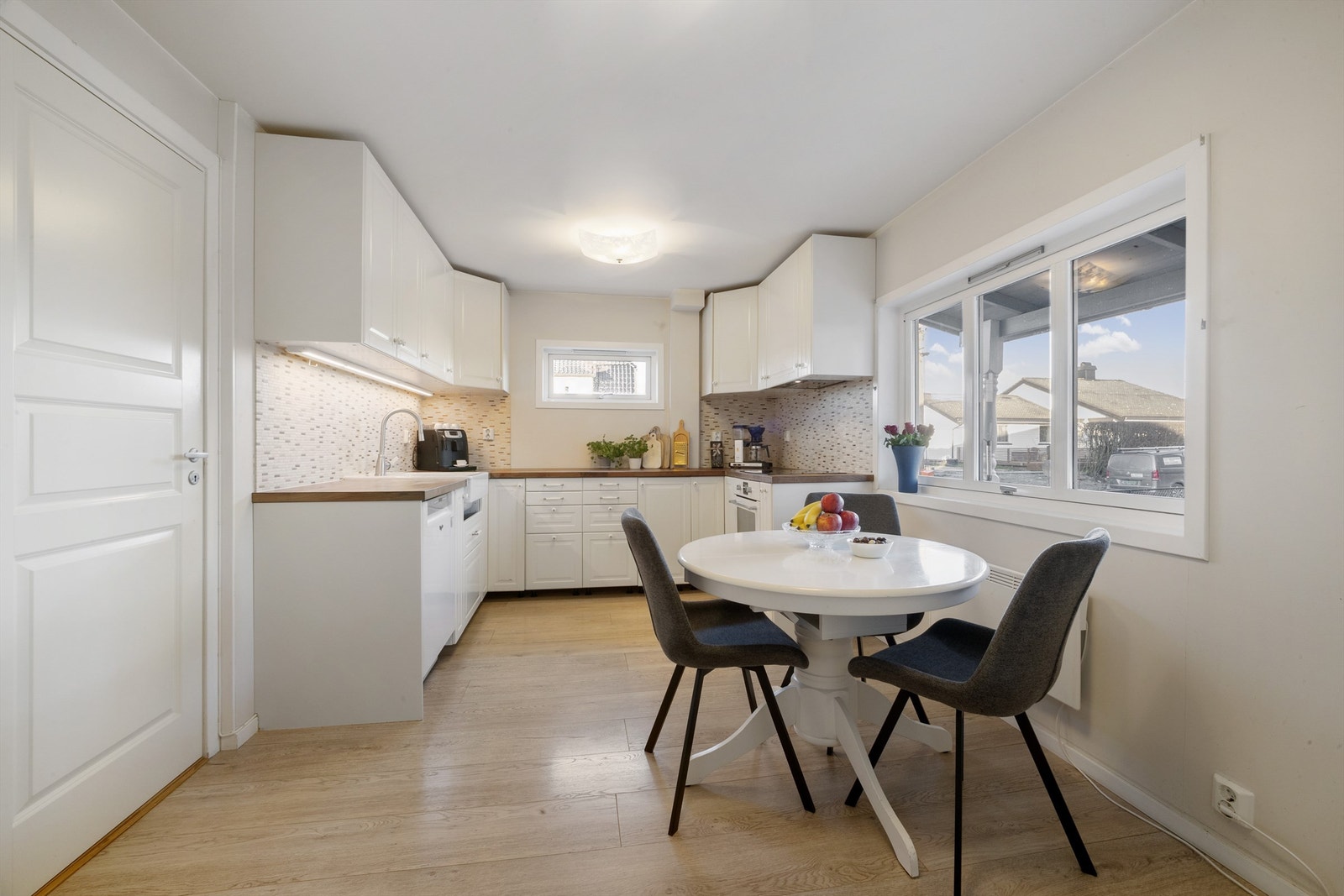 Kjøkkenet er fra Ikea og har klassiske, profilerte fronter i hvitmalt MDF Galleribilde