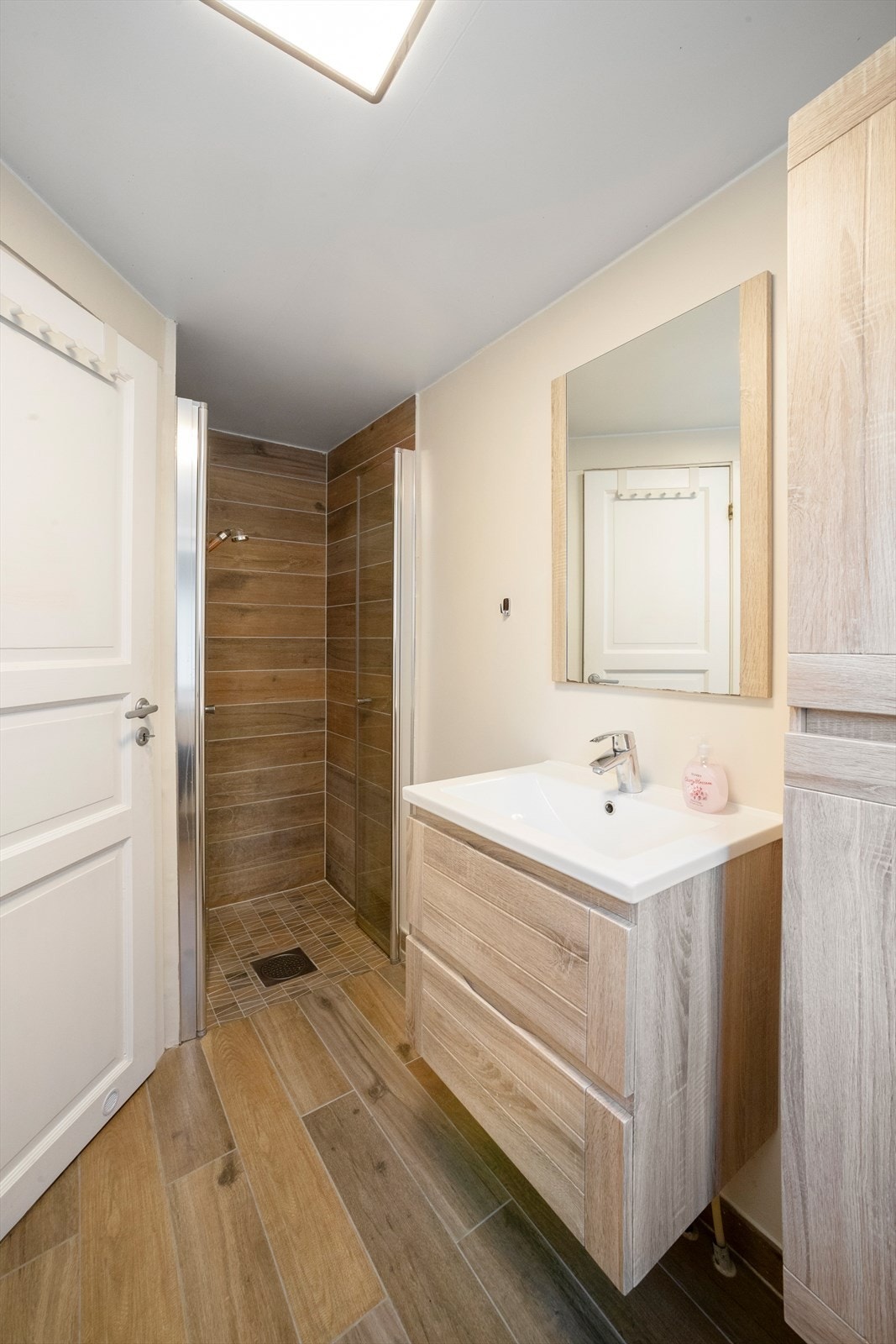 Badet i 1. etasje ble pusset opp i 2016, med slettmalt overflate og sokkelflis Galleribilde