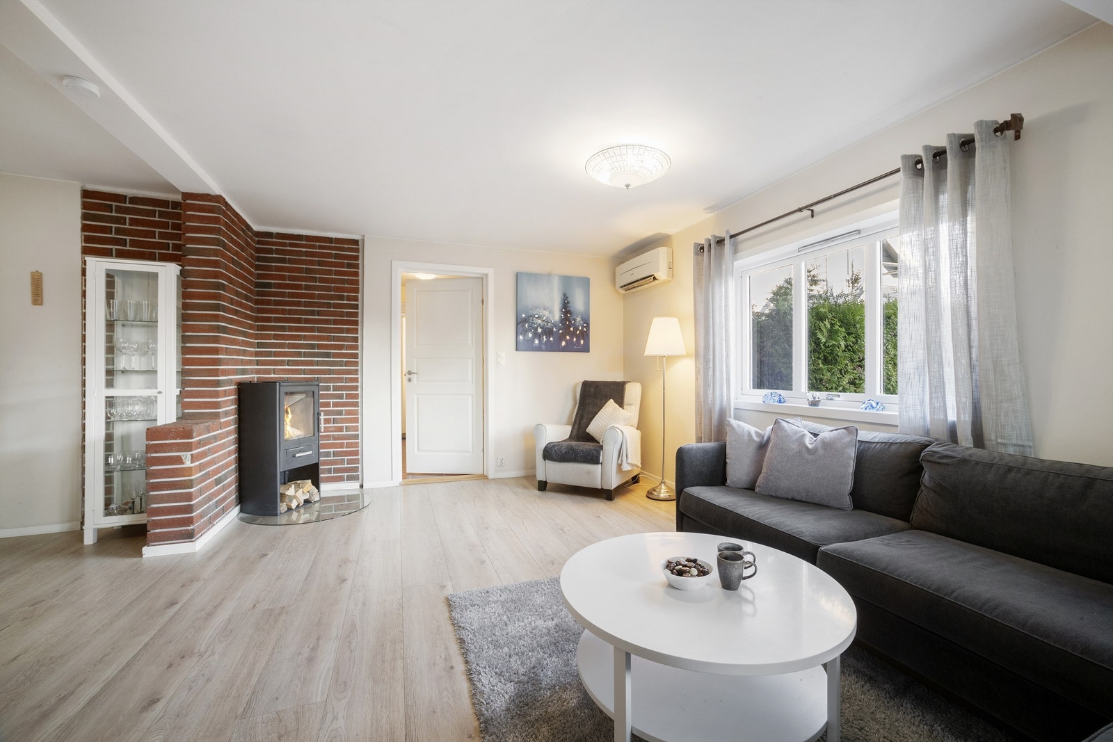 Lys og fin stue med både peisovn og varmepumpe Galleribilde