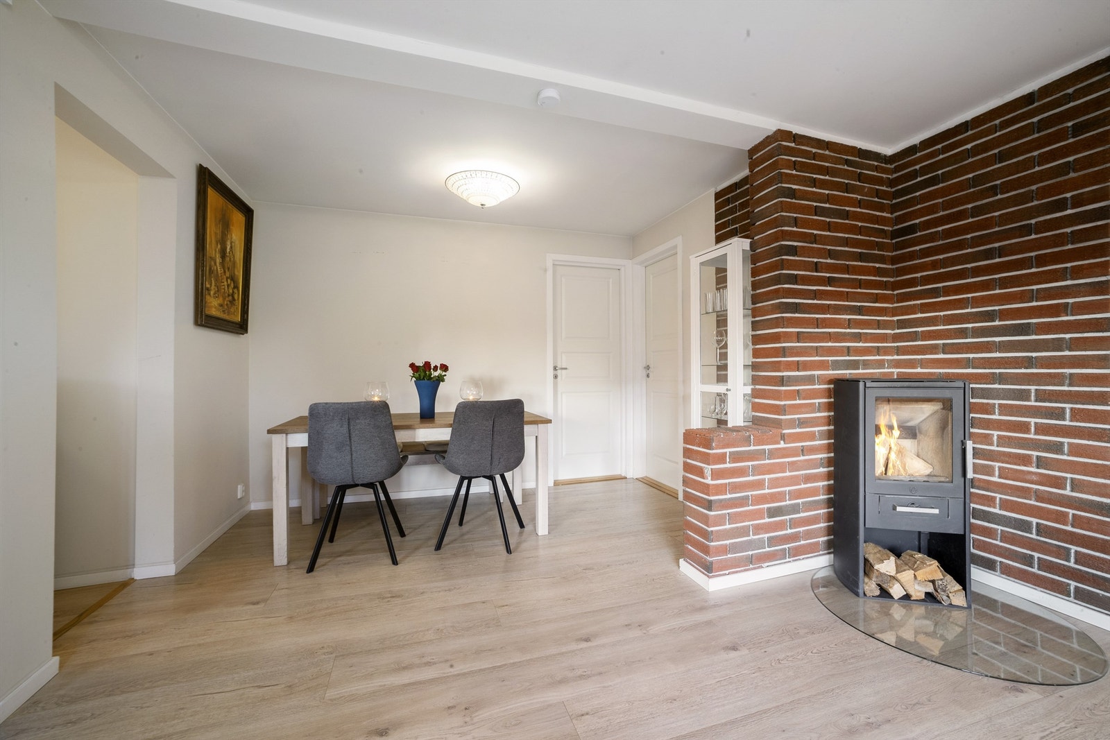 Spisebord og stoler kan plasseres i praktisk tilknytning til kjøkkenet Galleribilde