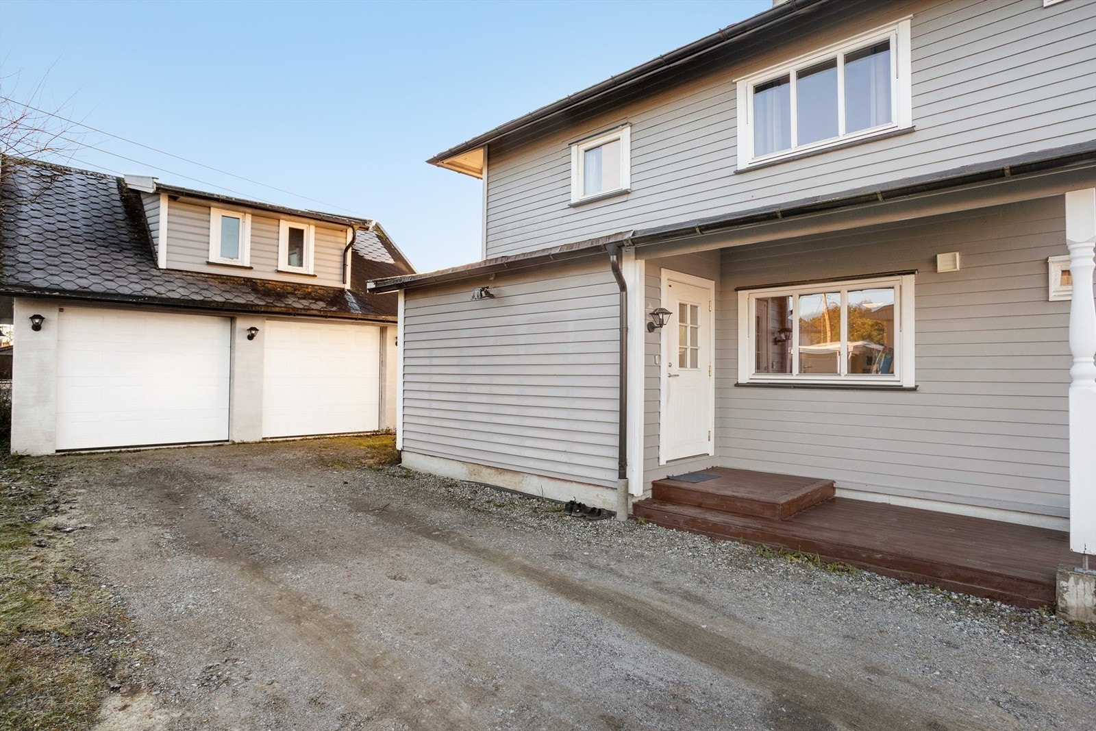 Det er godt med parkeringsmuligheter i den doble garasjen, samt på egen gårdsplass Galleribilde