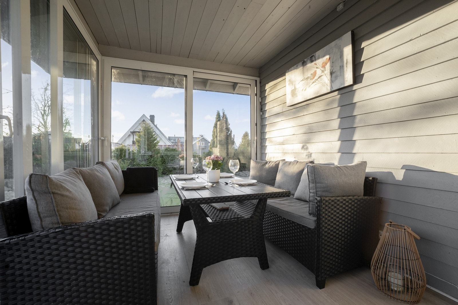 Skyvedør med ramme og karm i vedlikeholdsvennlig PVC. 2-lags isolerglass med solhemmende UV-stråling, nye glass i 2025. Galleribilde