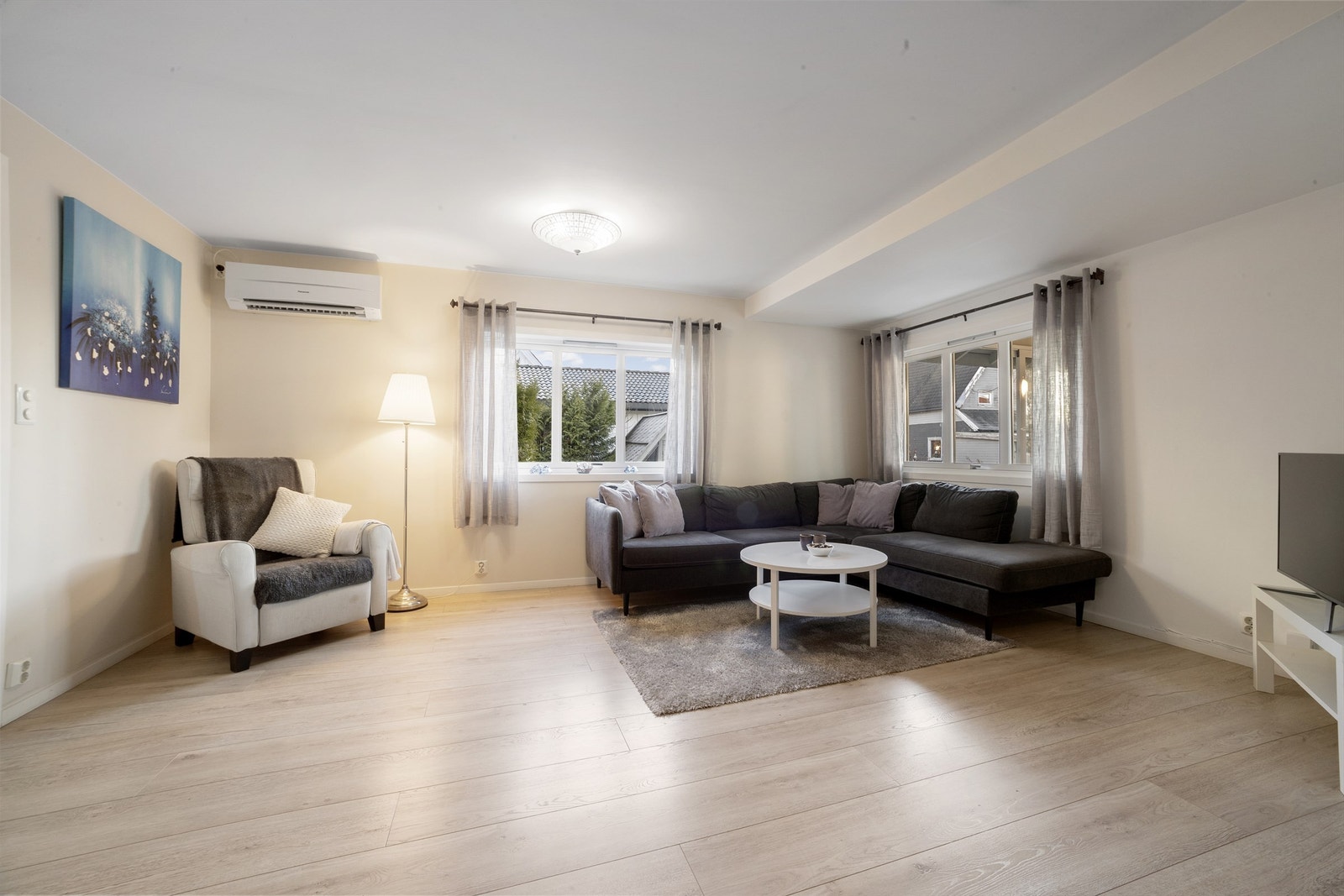 To store vindusflater slipper inn rikelig med naturlig lys, noe som bidrar til en luftig atmosfære Galleribilde