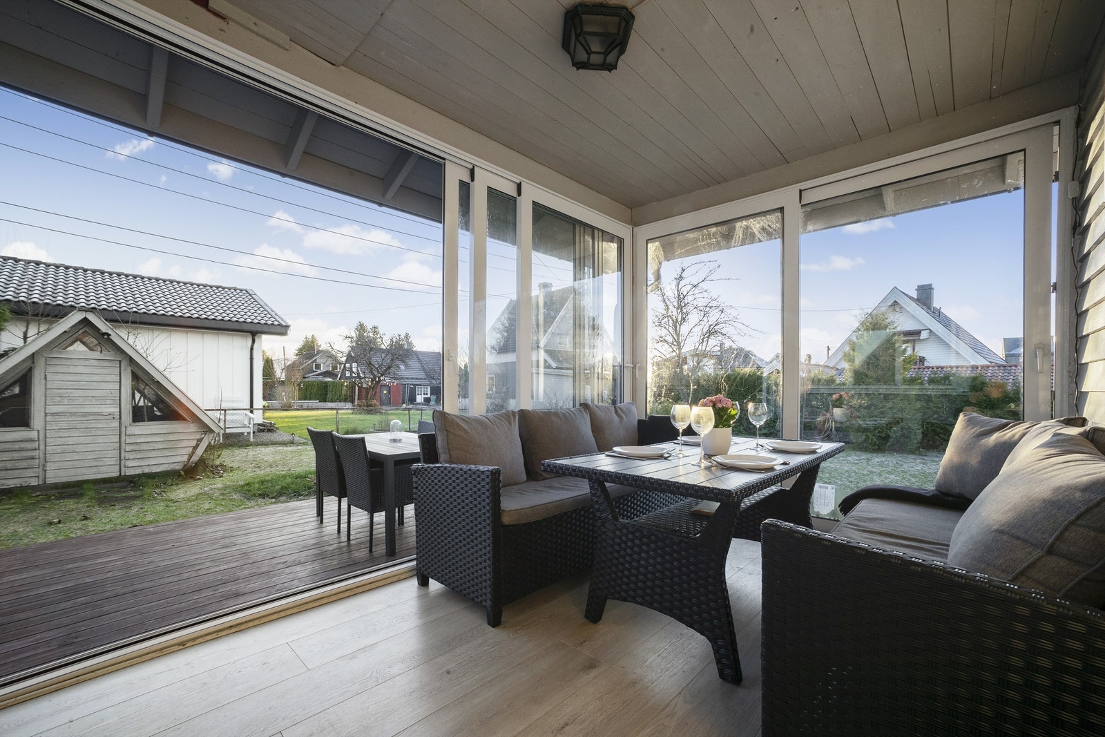 Skyvedører kan åpnes ut mot terrasse og hage Galleribilde