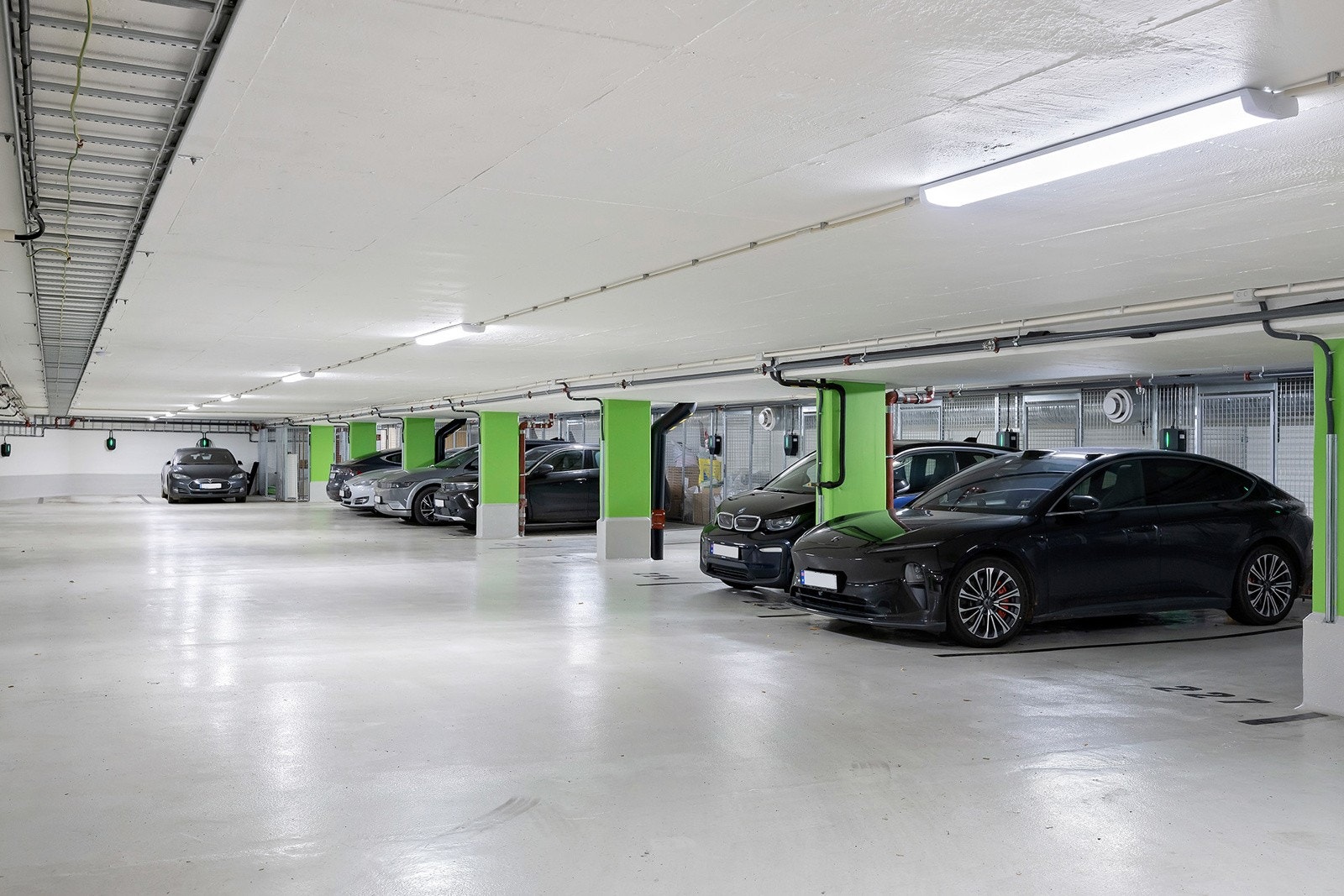 Oppvarmet garasje der man kan leie bilplass og ekstra bod Galleribilde