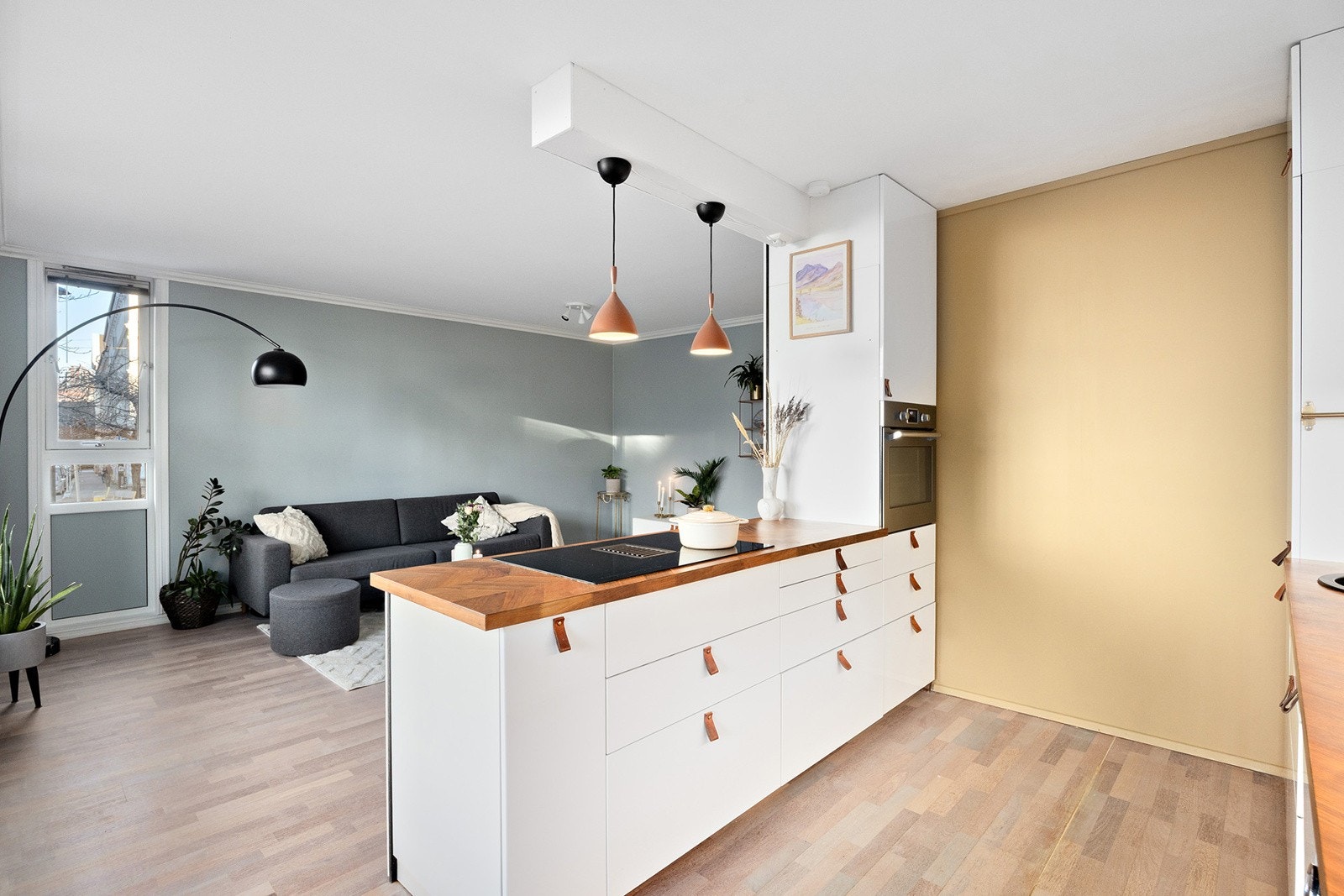 Nytt kjøkken i 2022 med 80 cm induksjon platetopp, avtrekksvifte integrert i platetoppen Galleribilde