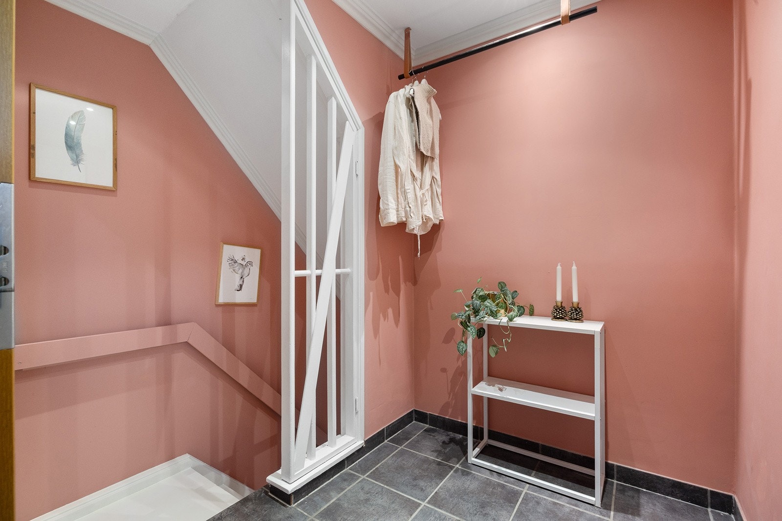 Romslig entré i 2. etasje med trapp ned til resten av leiligheten i 1. etasje. Her er det godt å komme hjem! Galleribilde