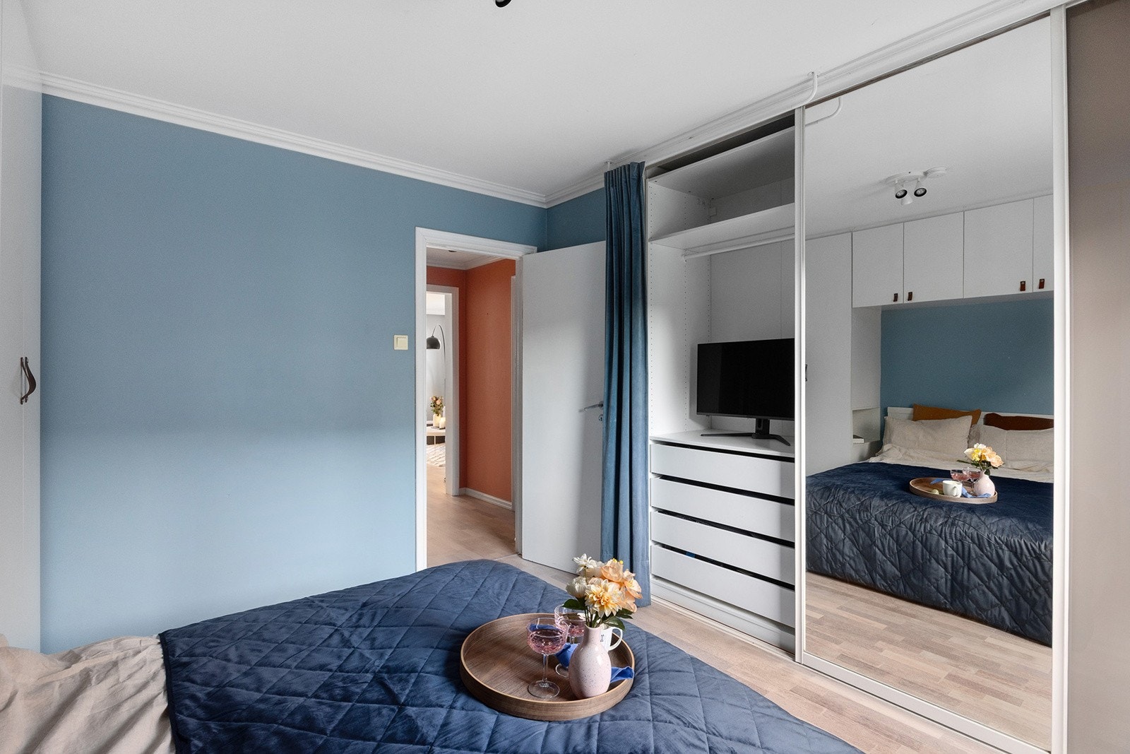 Soverom med skyvedørsgarderobe Galleribilde