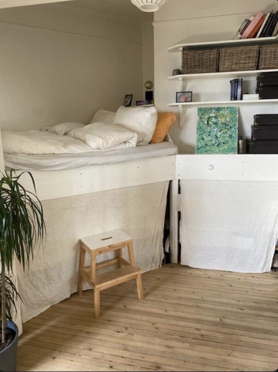 Sovealkoven med to store kommoder under sengen Galleribilde