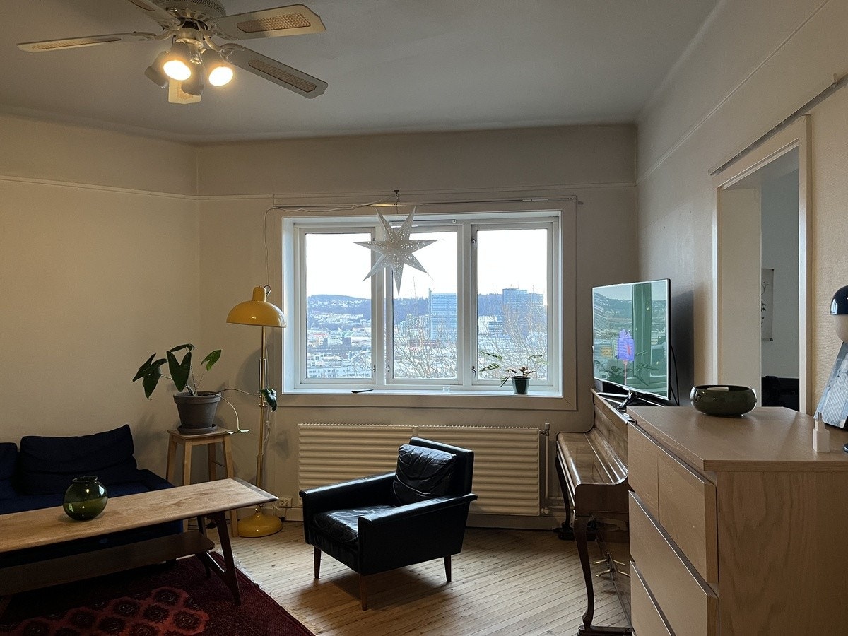 Stor Tv med apple tv, store vinduer som lyser opp hele stuen Galleribilde