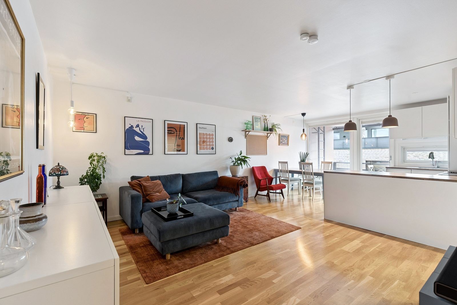 Romslig og lys stue Galleribilde