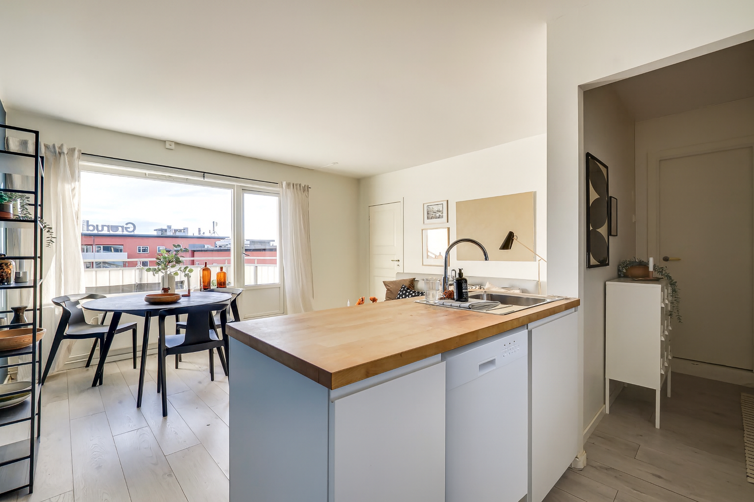 Romslig og lys stue med store vinduer og utgang til balkongen. Galleribilde