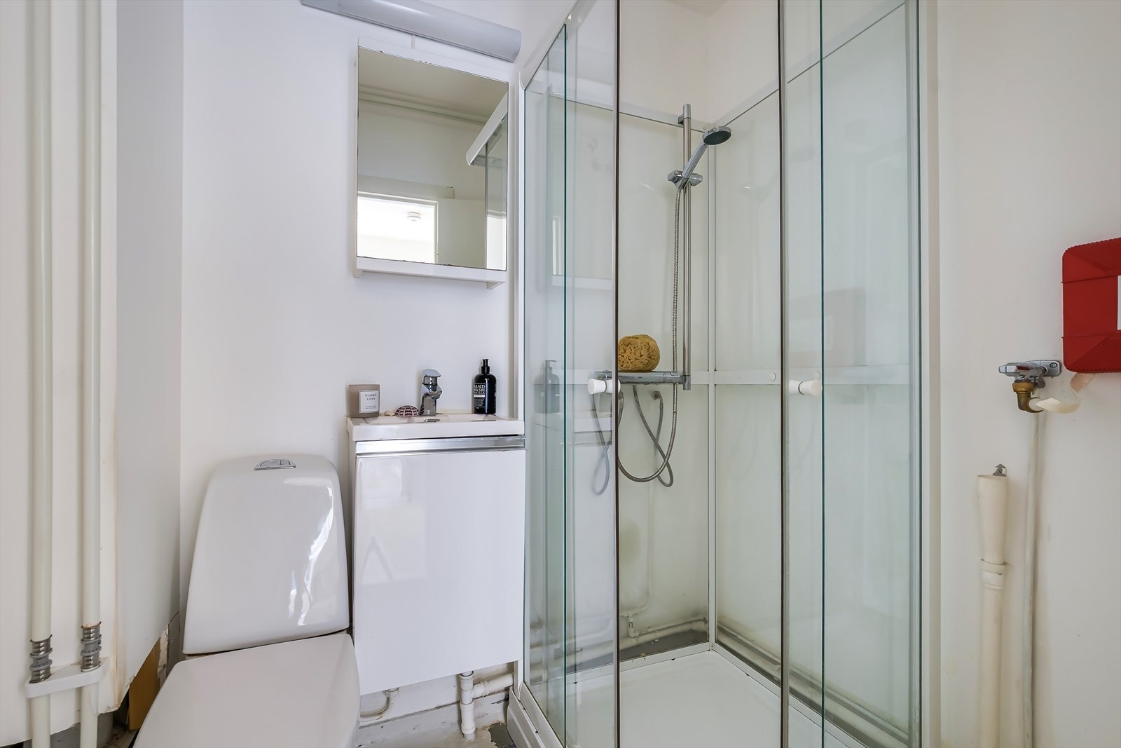 Badet har fått TG3 fra takstmann og det må påregnes totalrenovering av badet for å tåle normal bruk etter dagens krav. Galleribilde